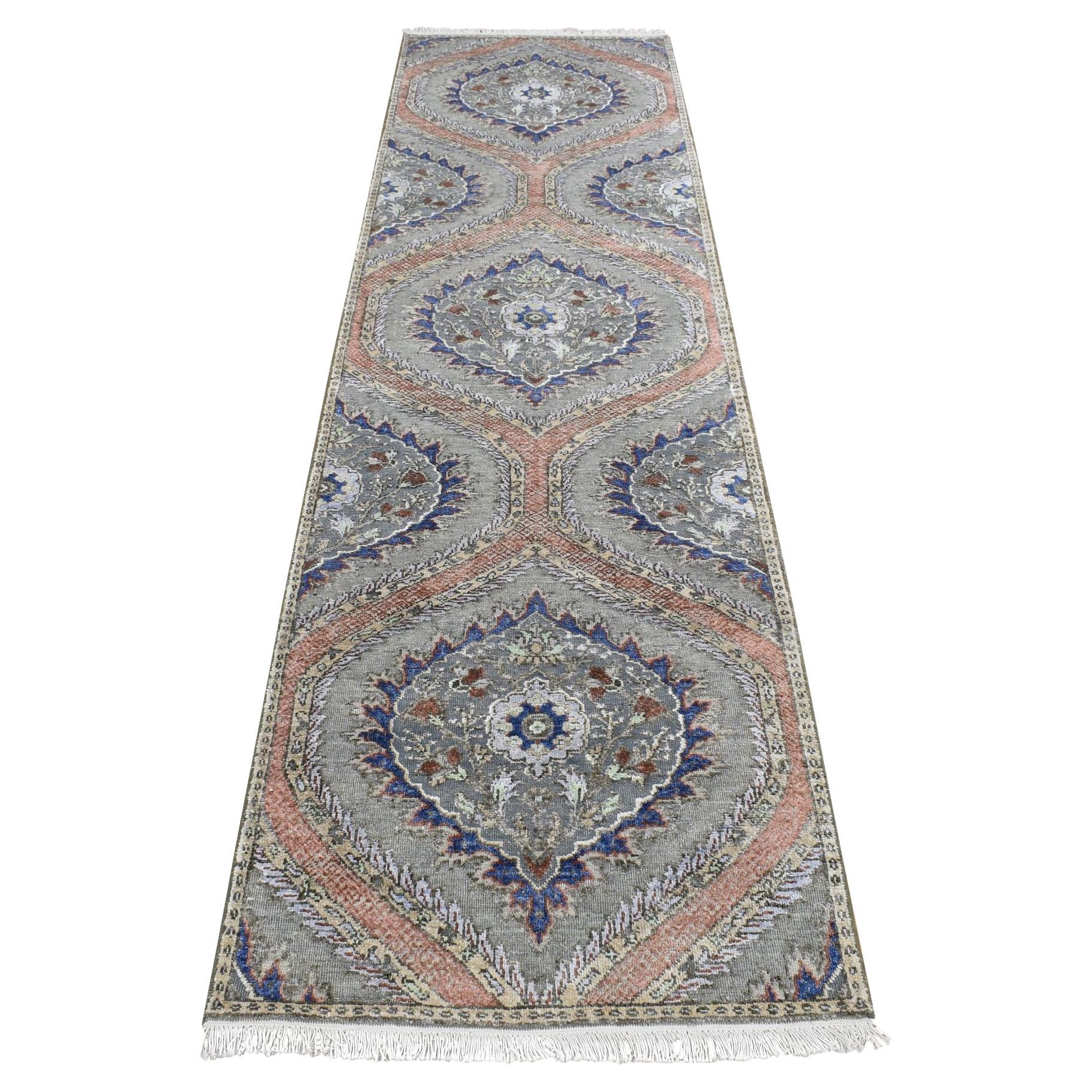 2'6 "x10' Storm Gray Mughal Design Silk with Wool Hand Knotted Runner Rugs (Tappeto da corsa annodato a mano) in vendita