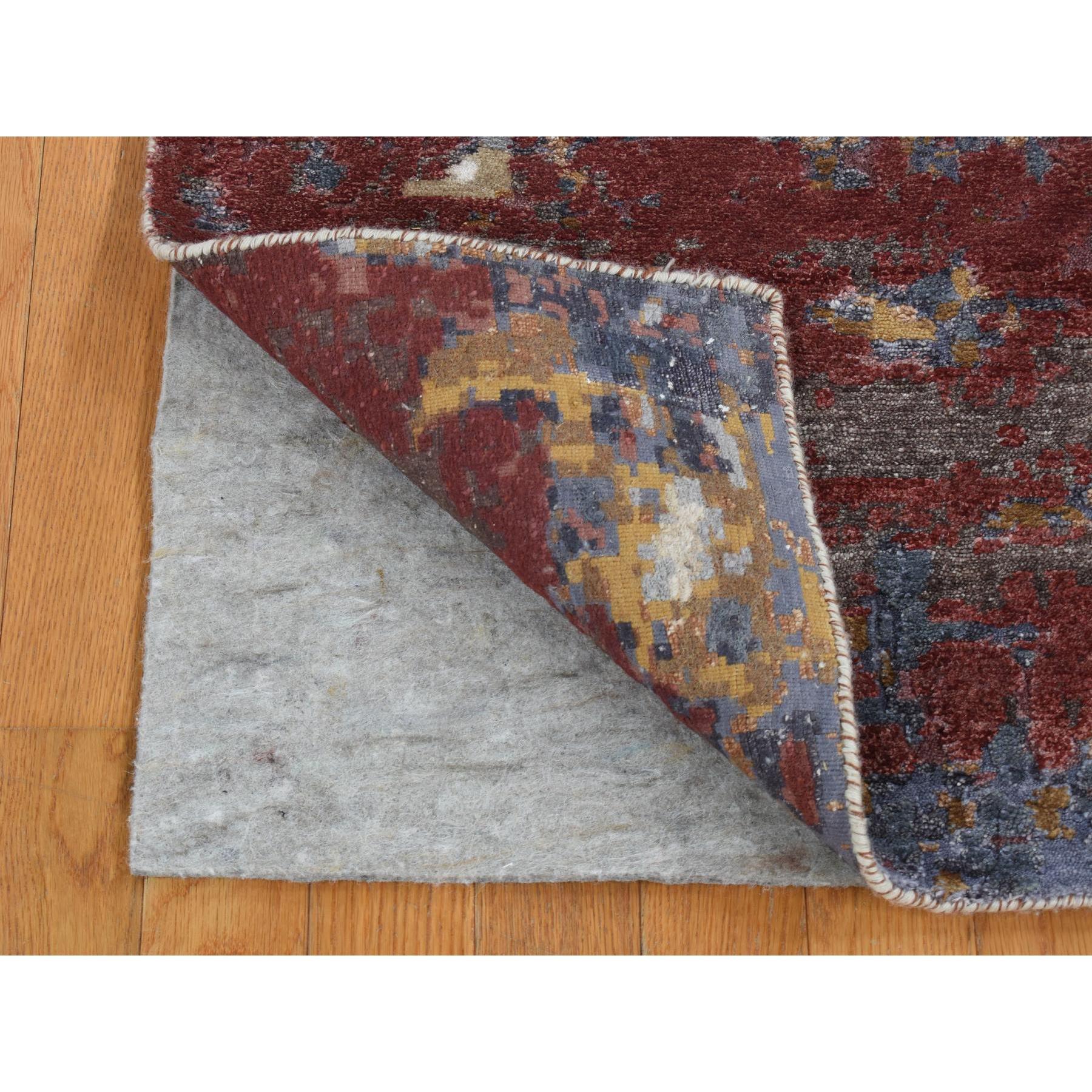 Gris Trueno, Diseño Abstracto Moderno, Lana y Seda, Pelo Muy Bajo, Anudada a Mano, Alfombra Oriental de Corredor
Materiales primarios: Lana y seda 
Látex: Sin pelo 
altura: 0,25 Pulgadas
Estilo: Transicional
Color principal: Gris
Colores