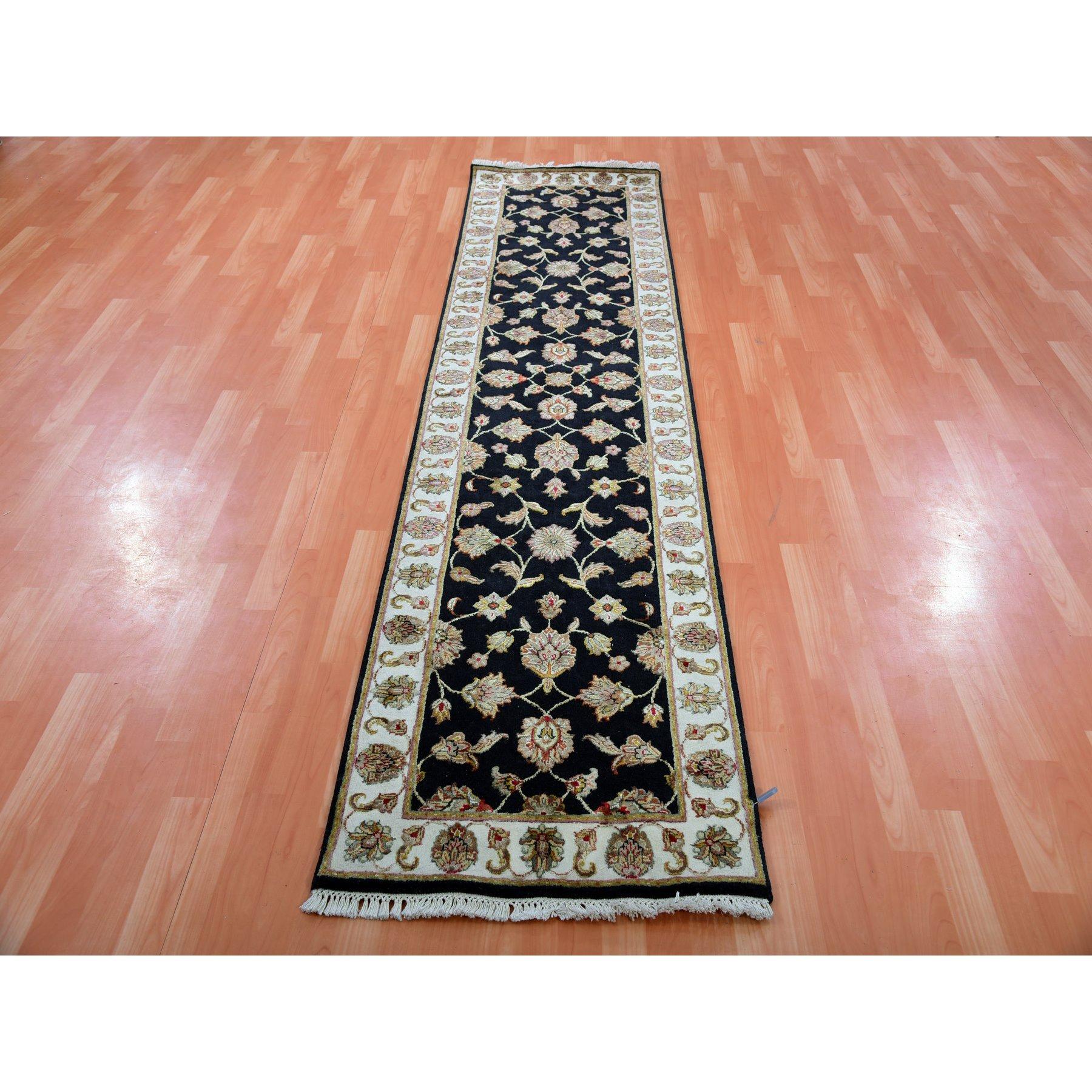 Il s'agit d'un véritable tapis d'Orient en laine et soie, noué à la main, de style Rajasthan Design/One. Il a été noué pendant des mois et des mois selon des techniques de tissage séculaires par des artisans experts.
Matériaux primaires : Laine et