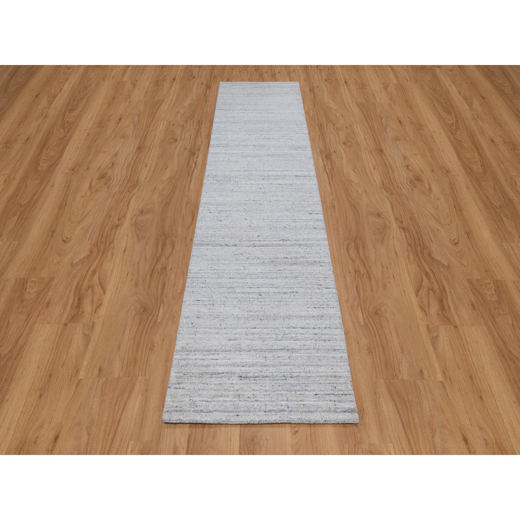 Gänseblümchen Weiß, Handgeknüpft, Einfarbig Modernes Striae Design, Weicher Flor, Natürliche Wolle, Läufer, Orientteppich
Primäre MATERIALIEN: Wolle
Latex: Kein Flor 
Höhe: 0,25 Zoll
Stil: AM Contemporary
Grundfarbe: Elfenbein
Sekundäre Farben: