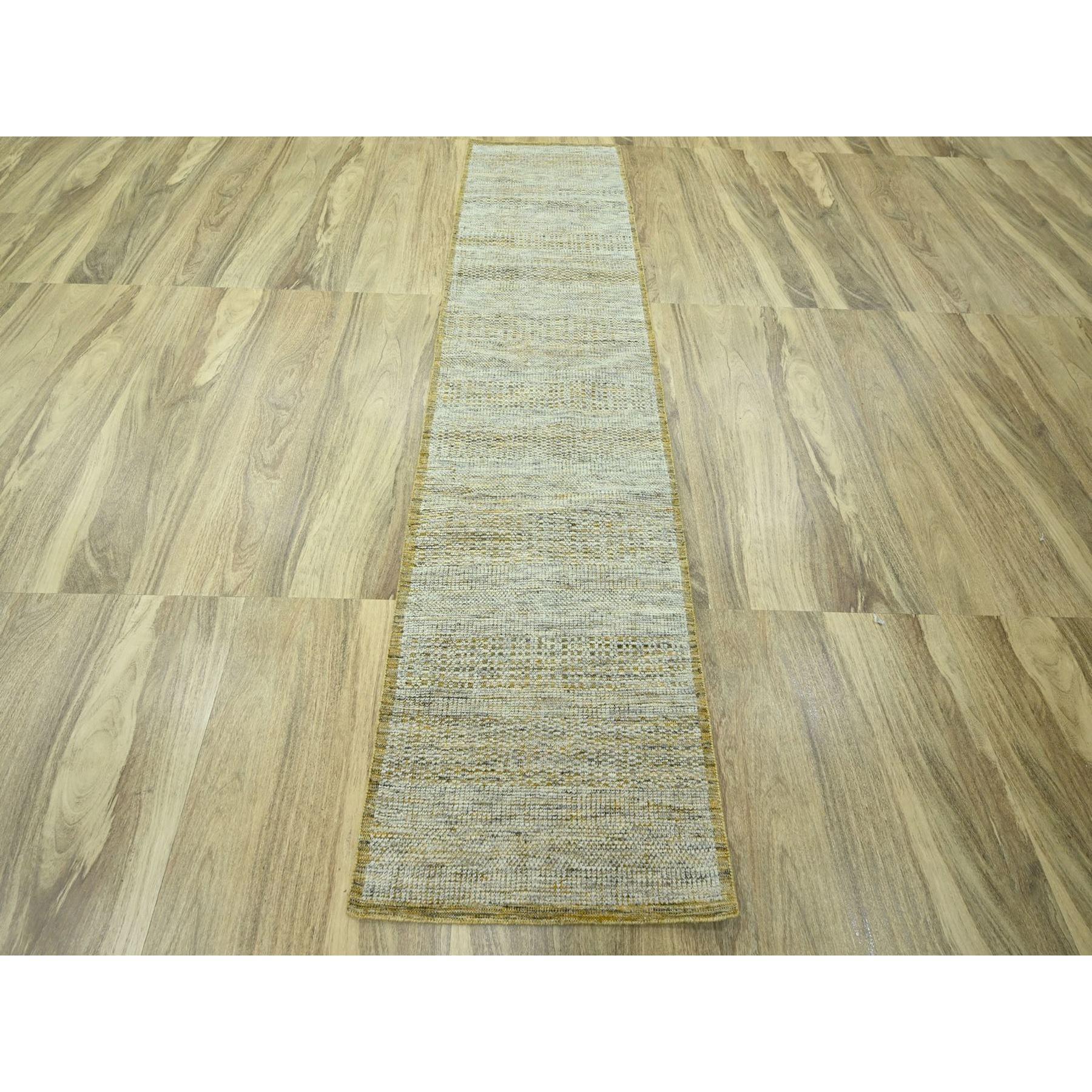 Gold, Oxidized and Distressed Grass Design with Exposed Warps, Natural Wool, Hand Knotted, Runner, Oriental Rug
Matières premières : Laine
Latex : Pas de poils 
hauteur : 0,25 pouces
Style : Contemporain
Couleur primaire : or
Couleurs secondaires :