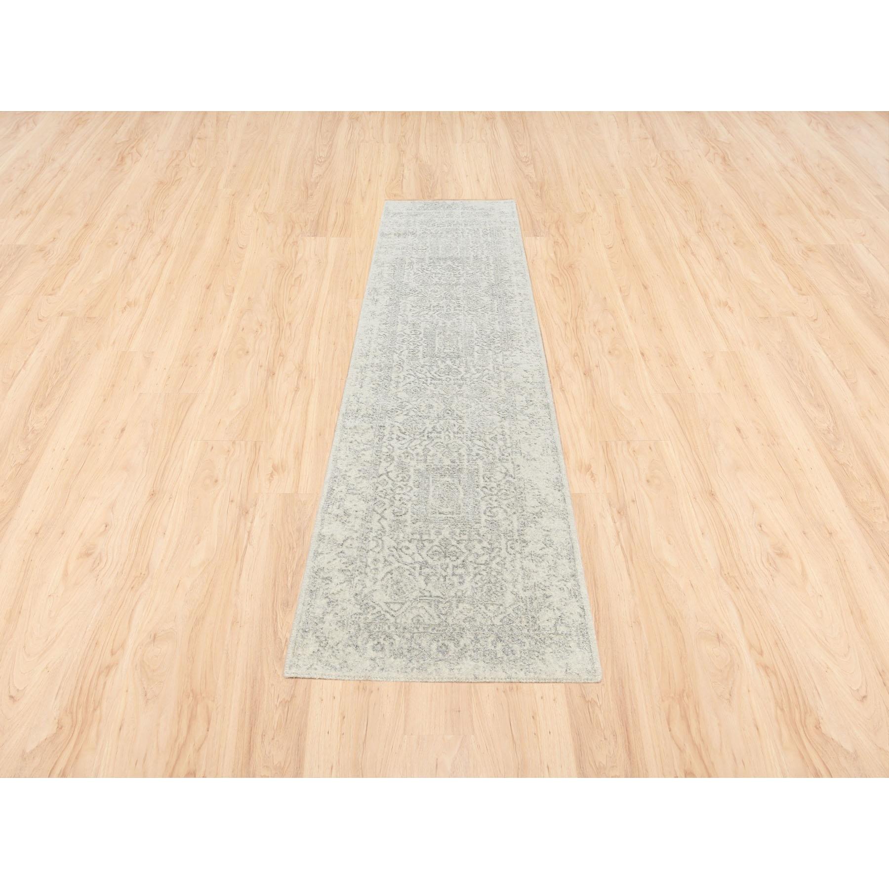 Se trata de una auténtica alfombra oriental de diseño de transición, tejida a mano en fino jacquard de lana beige y seda vegetal. Ha sido tejida durante meses y meses con técnicas artesanales centenarias por expertos artesanos
Materiales primarios: