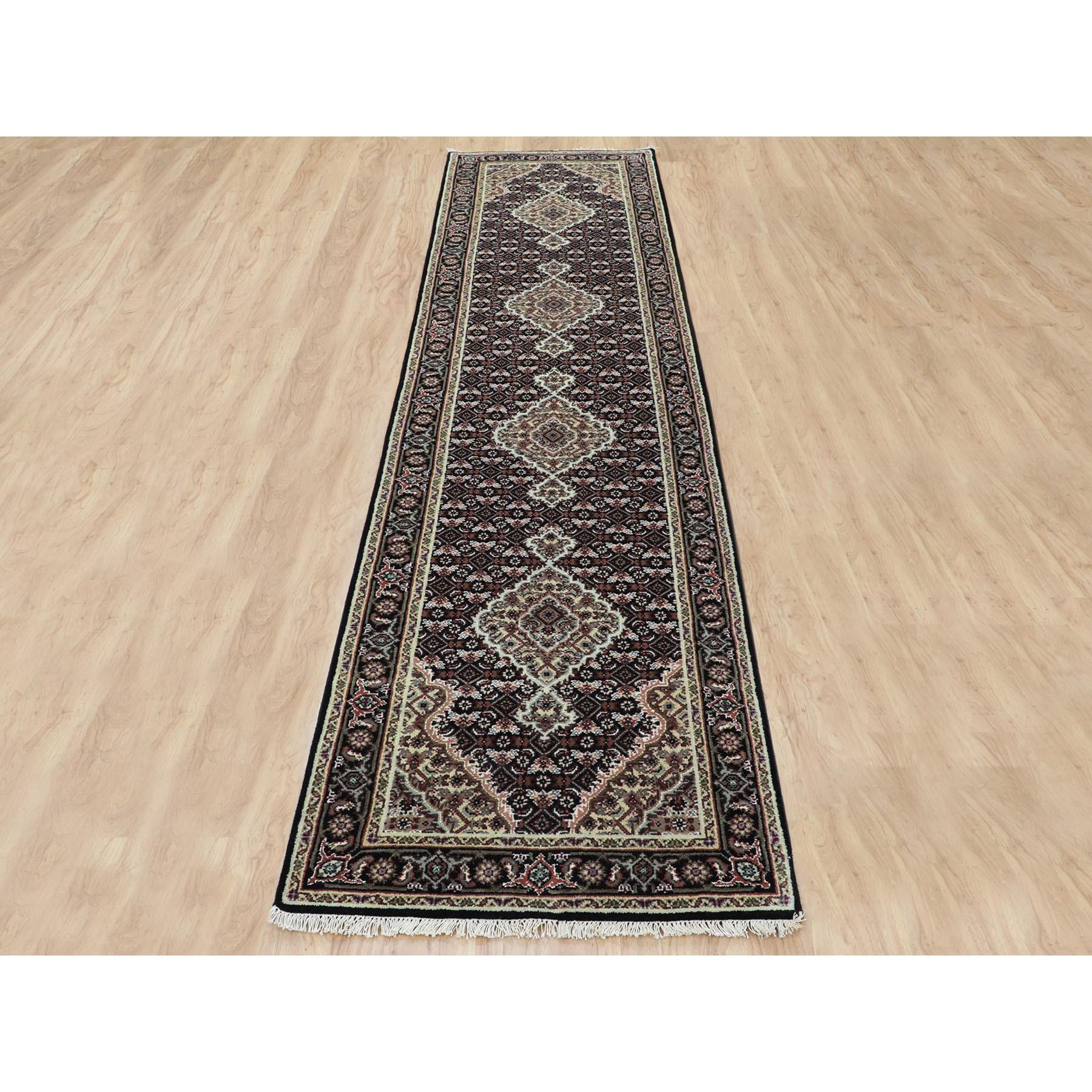 Dies ist eine wirklich echte one-of-a-kind Black Tabriz Mahi Fisch Design Wolle Läufer handgeknüpft Teppich. Es wurde monatelang in der jahrhundertealten persischen Webtechnik von erfahrenen Handwerkern geknüpft.
Primäre MATERIALIEN: Wolle
Latex: