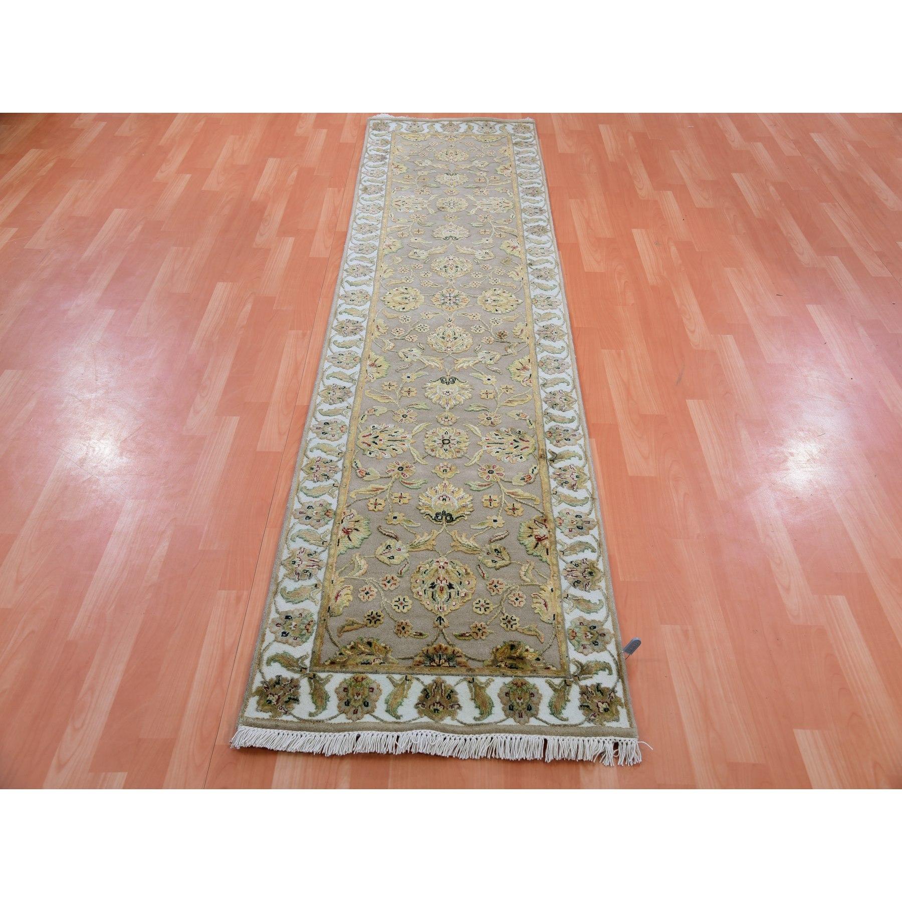 Si tratta di un autentico tappeto orientale in lana e seta annodato a mano dal design del Rajasthan. È stato annodato per mesi e mesi con tecniche di tessitura secolari da esperti artigiani.
Materiali primari: Lana
Lattice: No Pile 
altezza: 0,25
