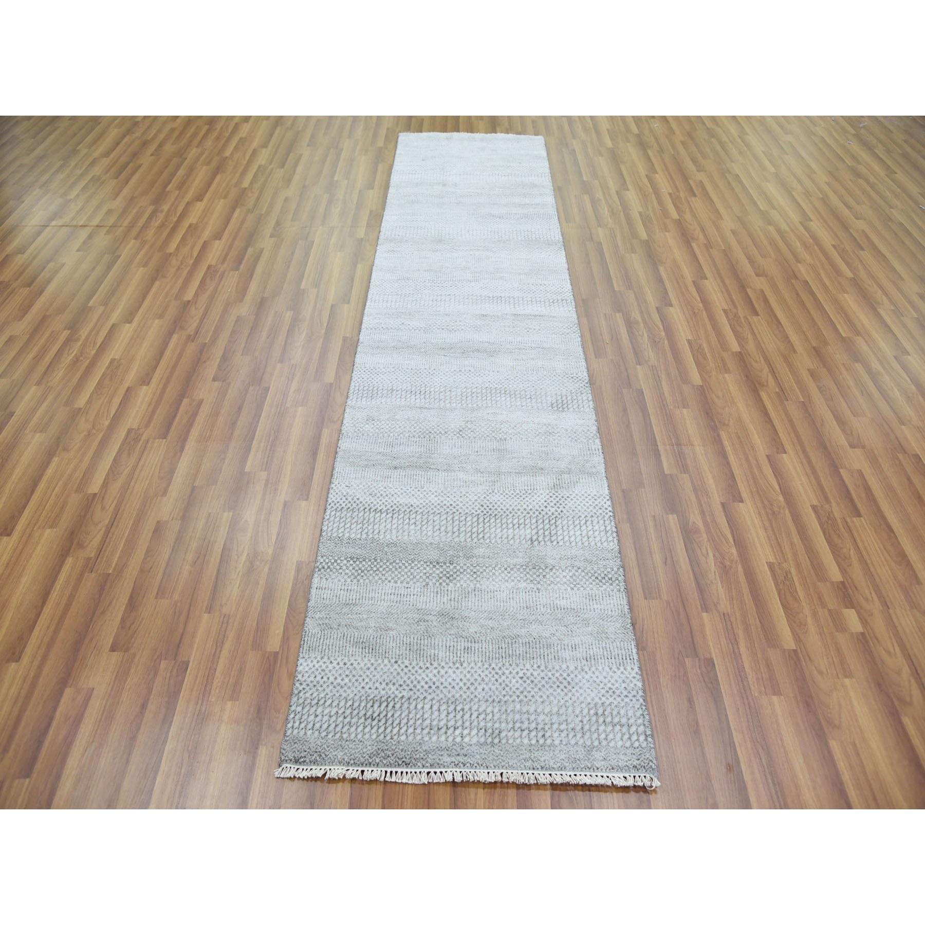 Dies ist eine wirklich echte one-of-a-kind Light Gray, Modern Grass Design Gabbeh, Densely Woven Wolle und Seide handgeknüpft, Läufer Orientteppich. Es wurde monatelang in jahrhundertealten Webtechniken von erfahrenen Kunsthandwerkern