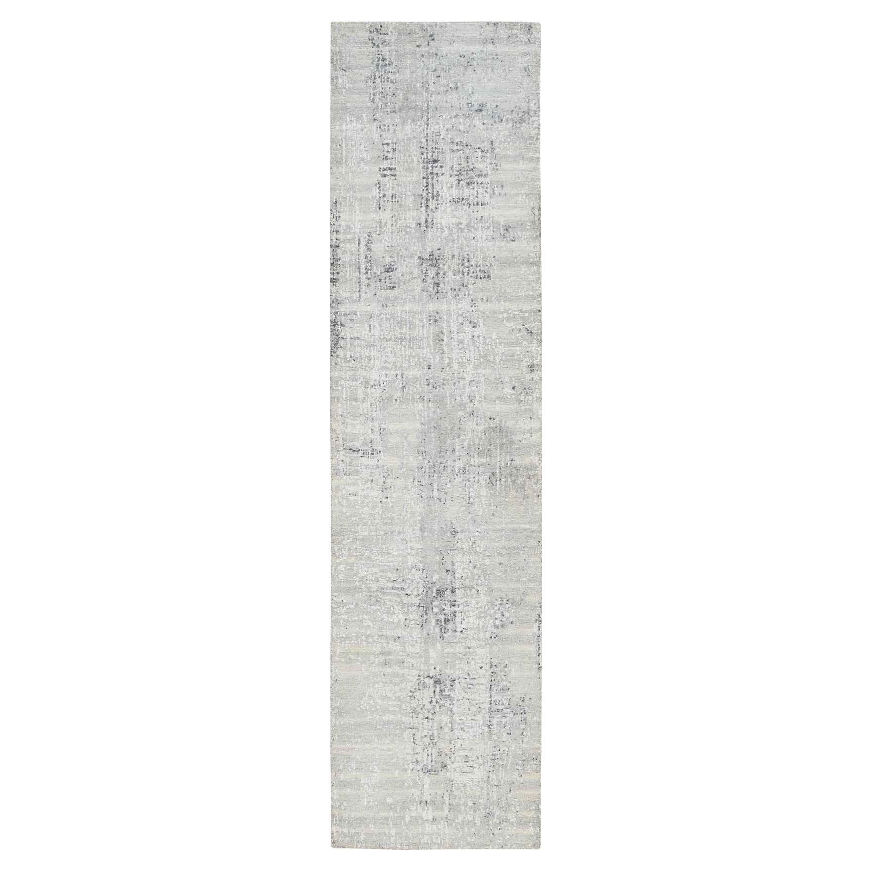 2'6 "x10'1" Grauer moderner handgesponnener und ungefärbter Läufer aus natürlicher Wolle, handgeknüpft