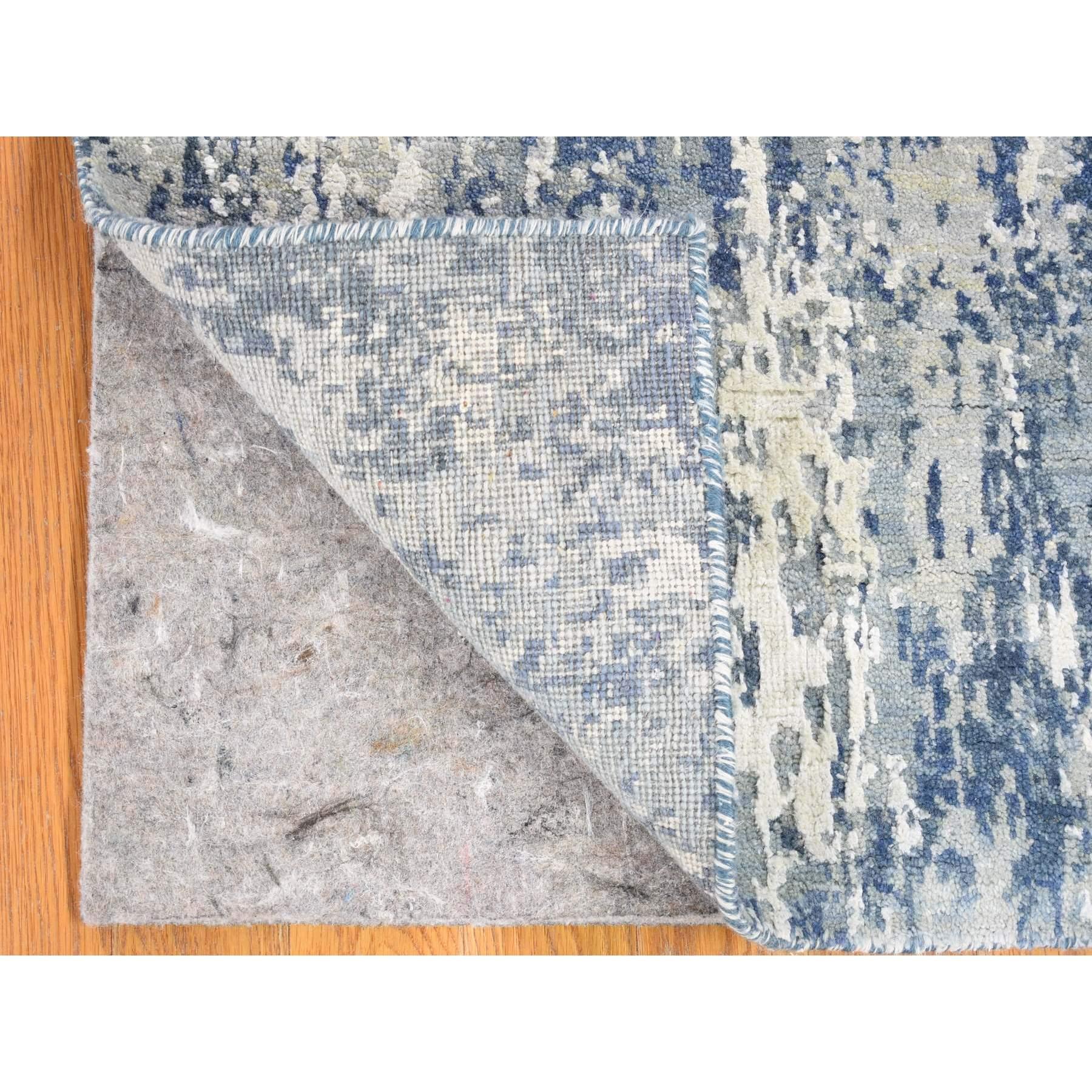 Si tratta di un autentico tappeto orientale unico nel suo genere, annodato a mano, dal design astratto blu denim, in lana e vera seta. È stato annodato per mesi e mesi con tecniche di tessitura secolari da esperti artigiani.
Materiali primari: Lana