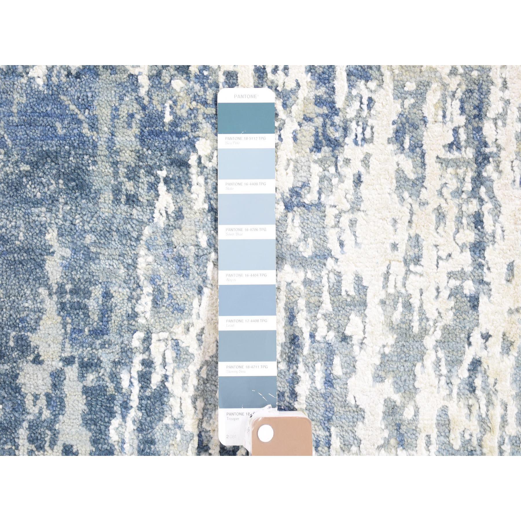 Moderno Tappeto Runner in lana e vera seta annodato a mano con design astratto blu denim in vendita