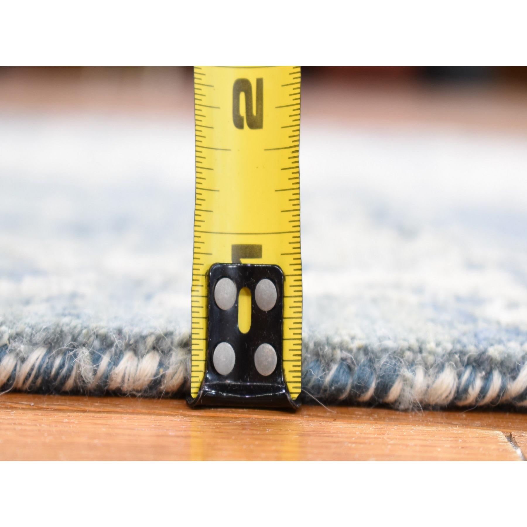 Indiano Tappeto Runner in lana e vera seta annodato a mano con design astratto blu denim in vendita