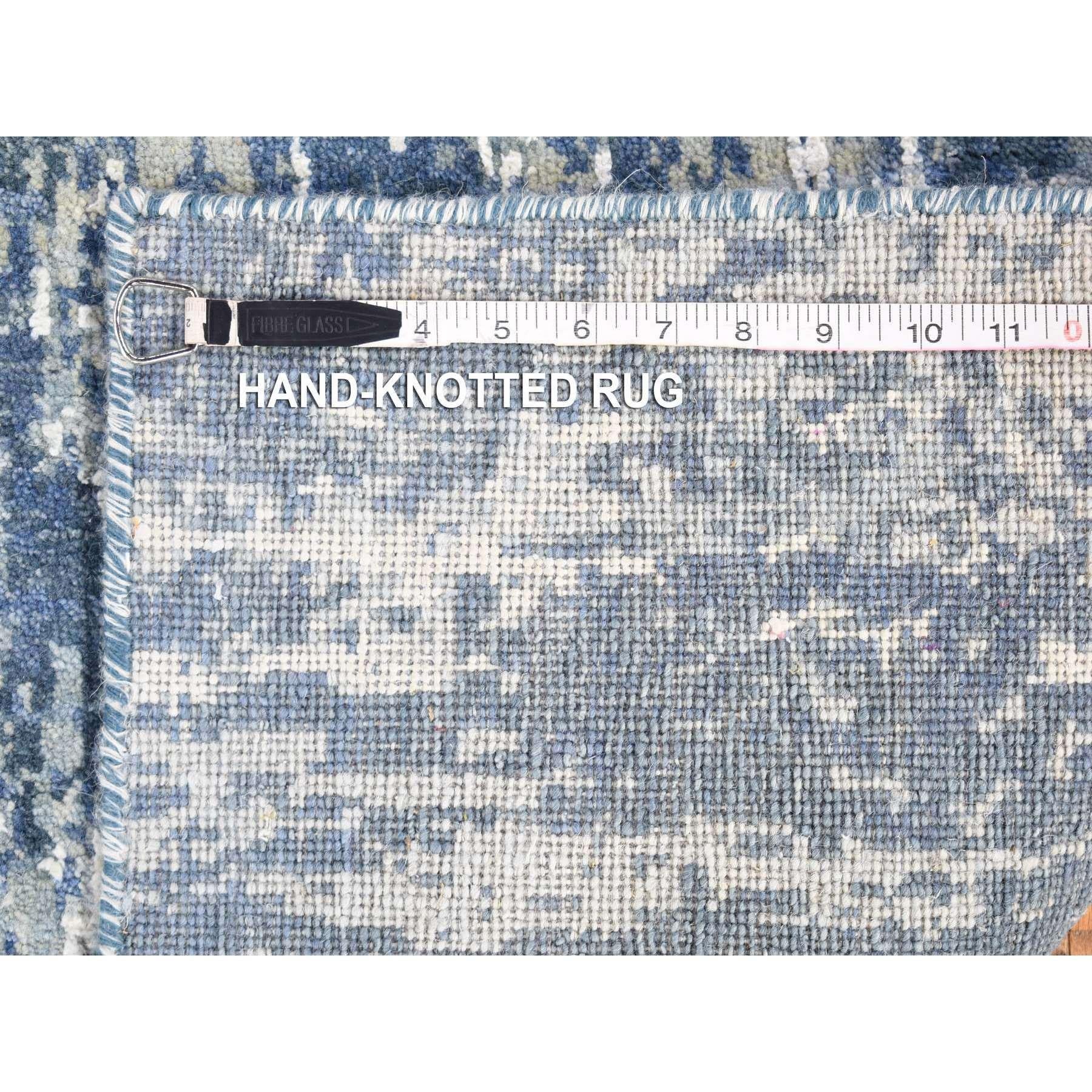 Annodato a mano Tappeto Runner in lana e vera seta annodato a mano con design astratto blu denim in vendita