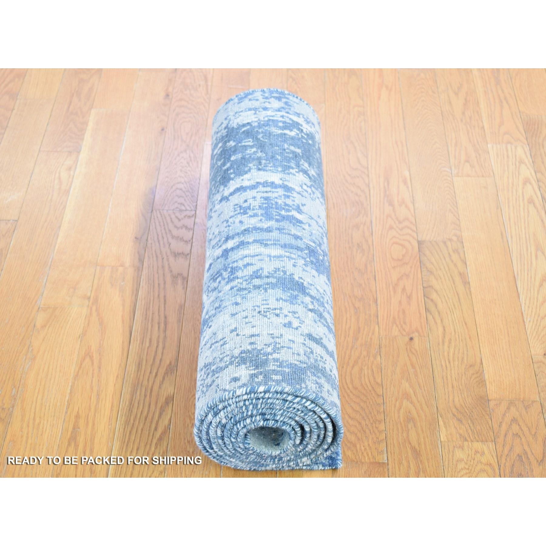 Tappeto Runner in lana e vera seta annodato a mano con design astratto blu denim In condizioni Nuovo in vendita a Carlstadt, NJ
