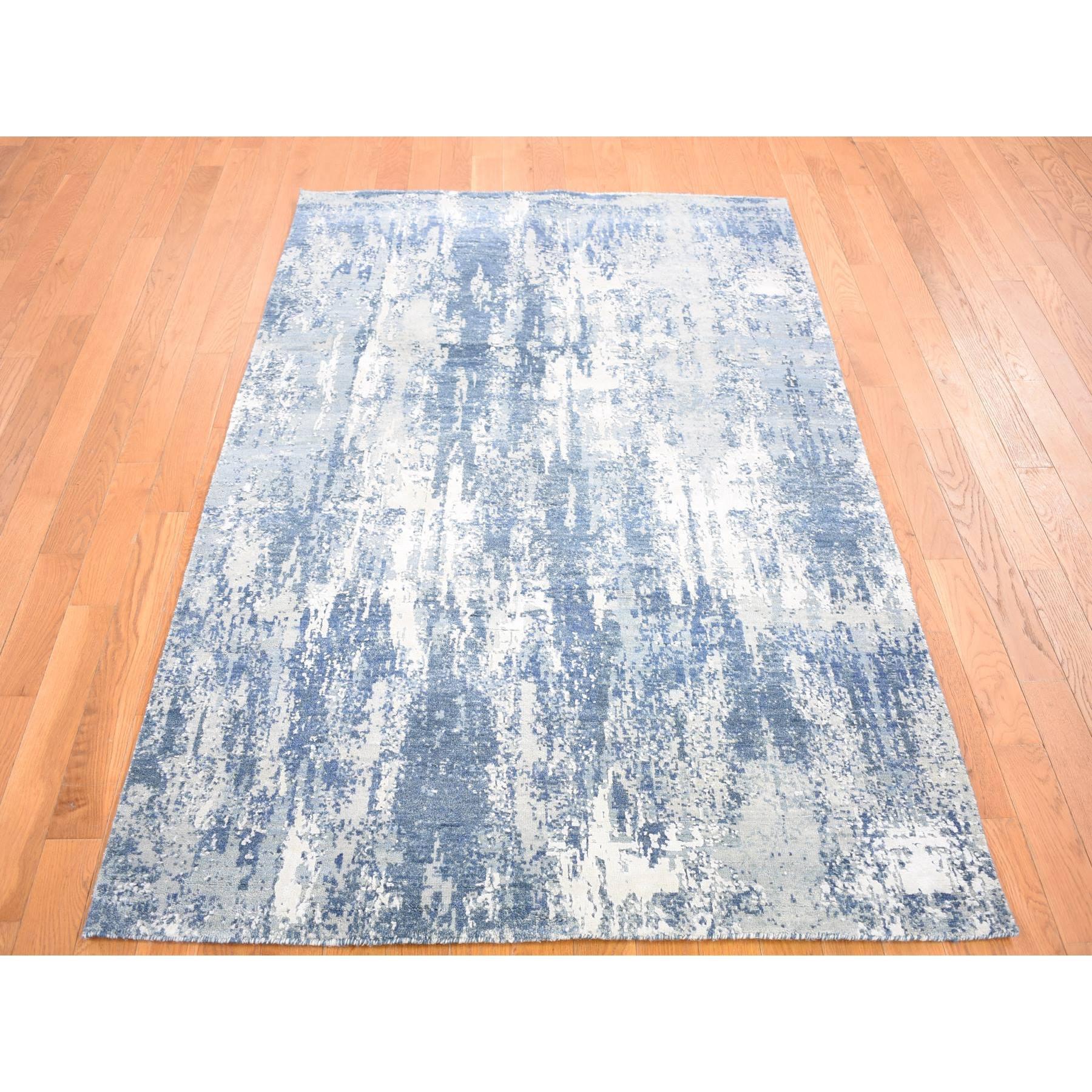 XXI secolo e contemporaneo Tappeto Runner in lana e vera seta annodato a mano con design astratto blu denim in vendita
