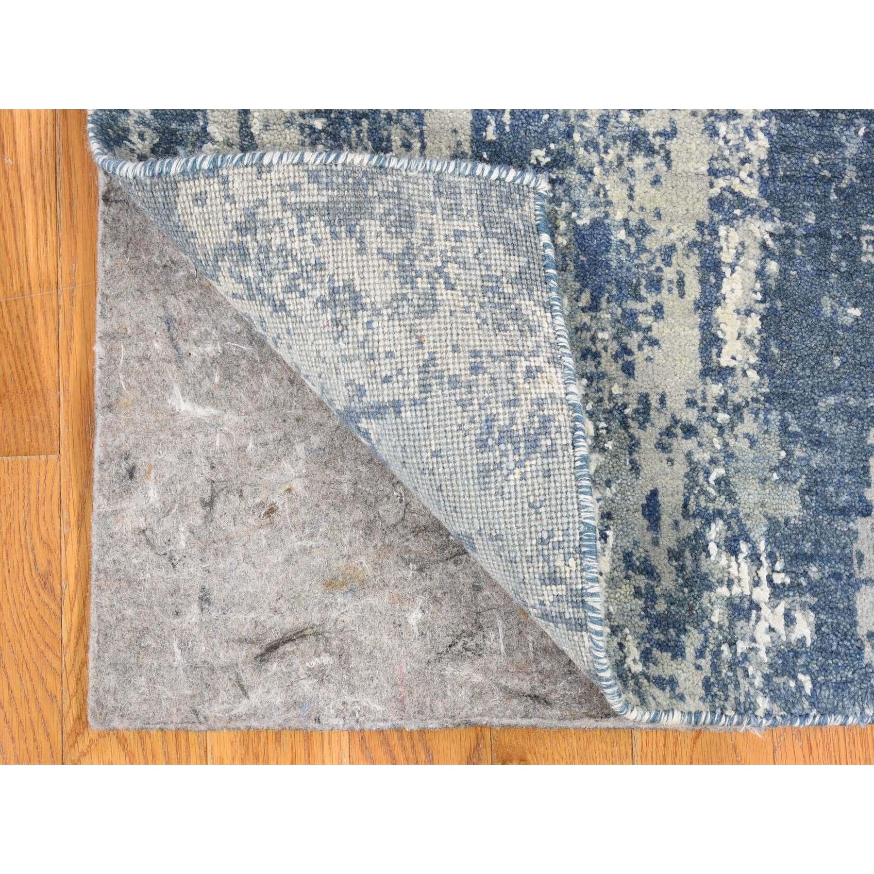 Seta Tappeto Runner in lana e vera seta annodato a mano con design astratto blu denim in vendita