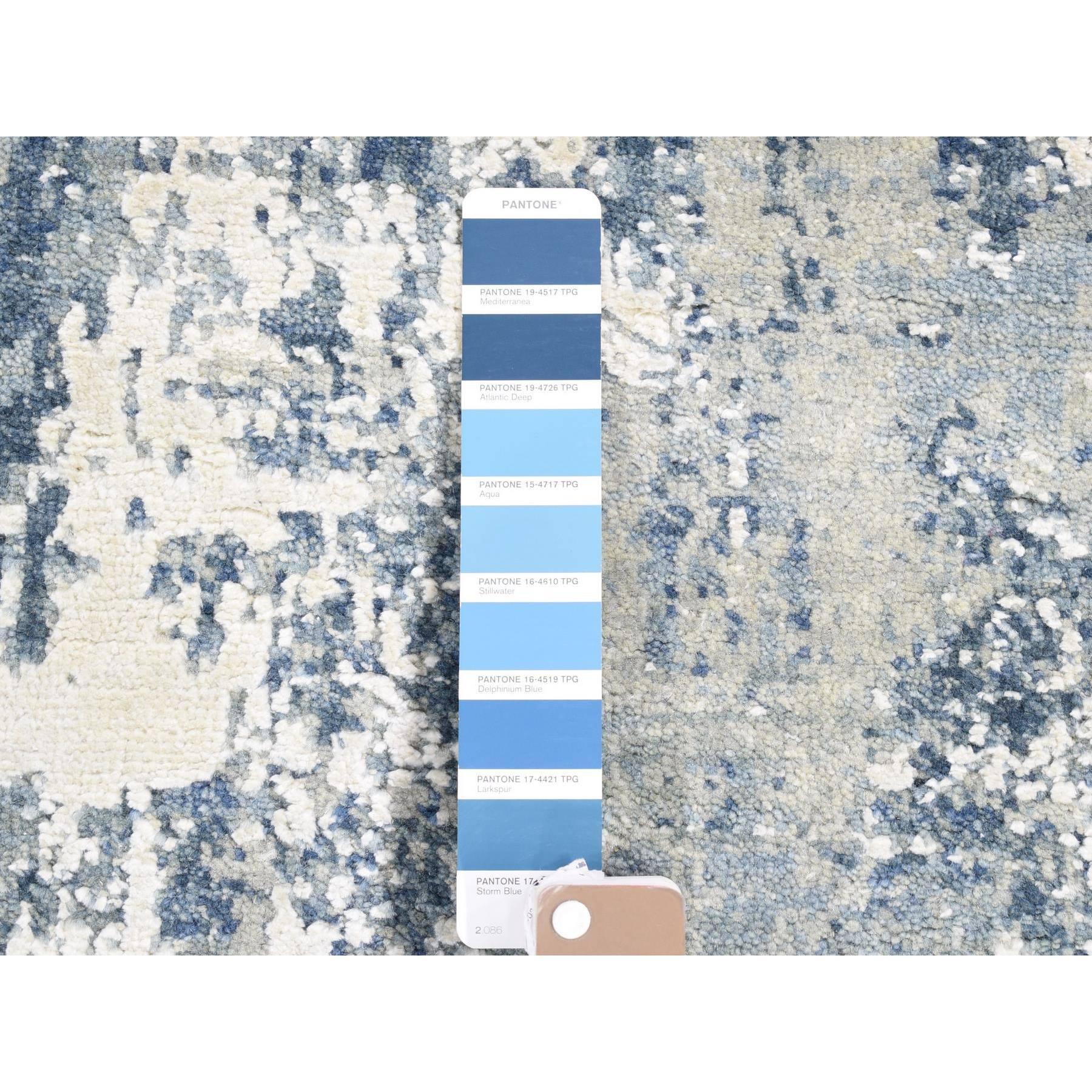 Tappeto Runner in lana e vera seta annodato a mano con design astratto blu denim in vendita 1