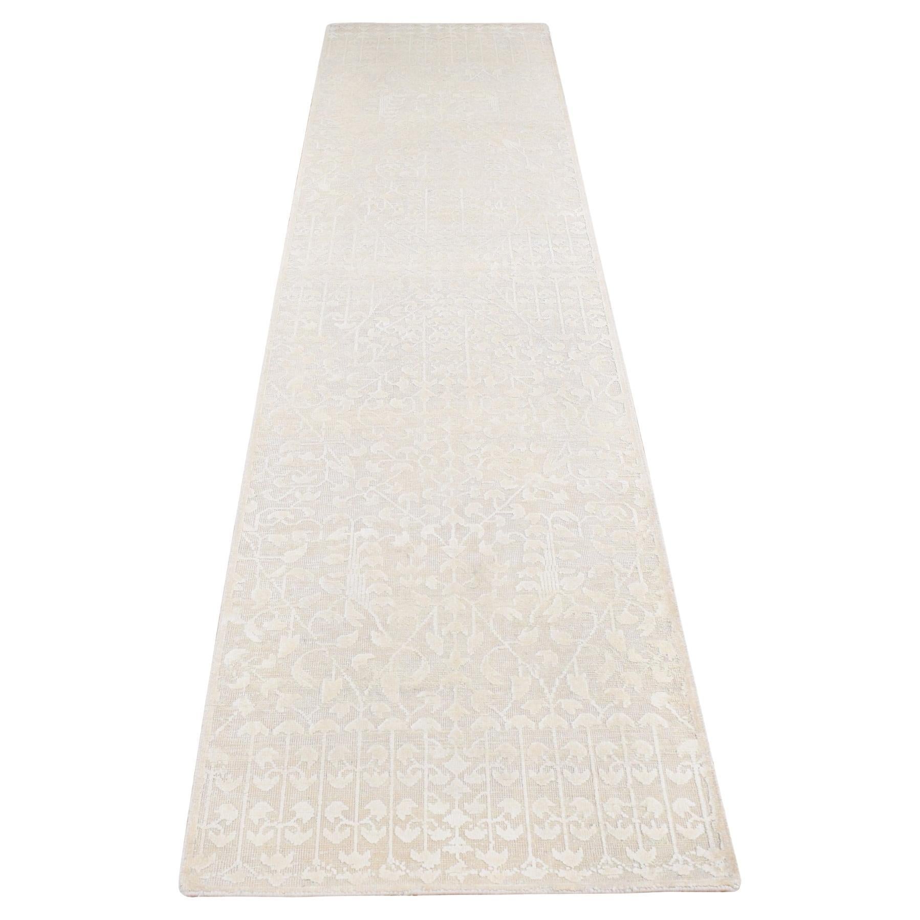 Tappeto Runner in seta e lana, bianco, annodato a mano, con disegni tono su tono