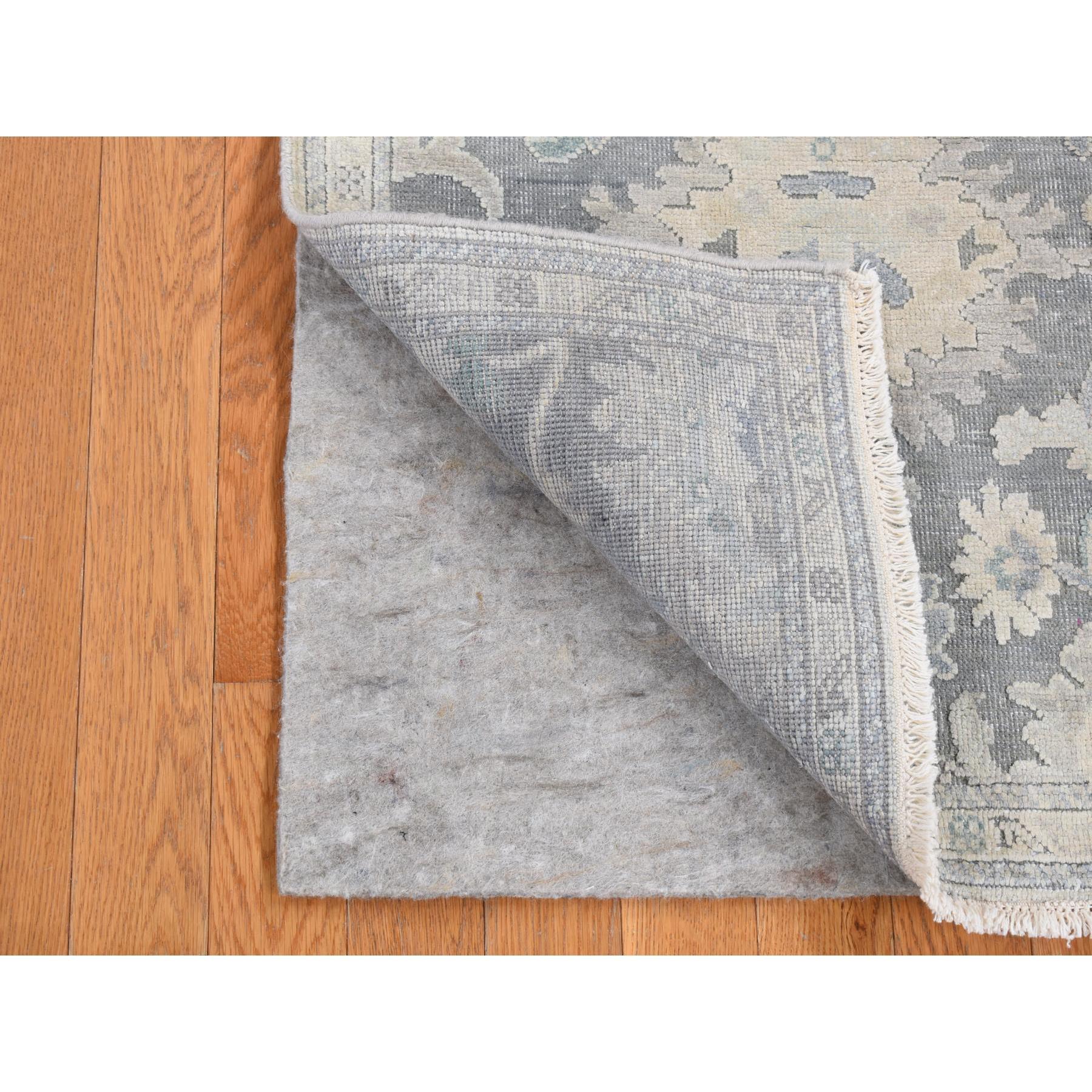 Grigio cenere, influenza Oushak, seta con lana strutturata,  Tappeto orientale annodato a mano, Runner
Materiali primari: Lana e seta
Lattice: No Pile 
altezza: 0,25 pollici
Stile: Di transizione
Colore primario: Grigio
Colori secondari: Blu cielo,