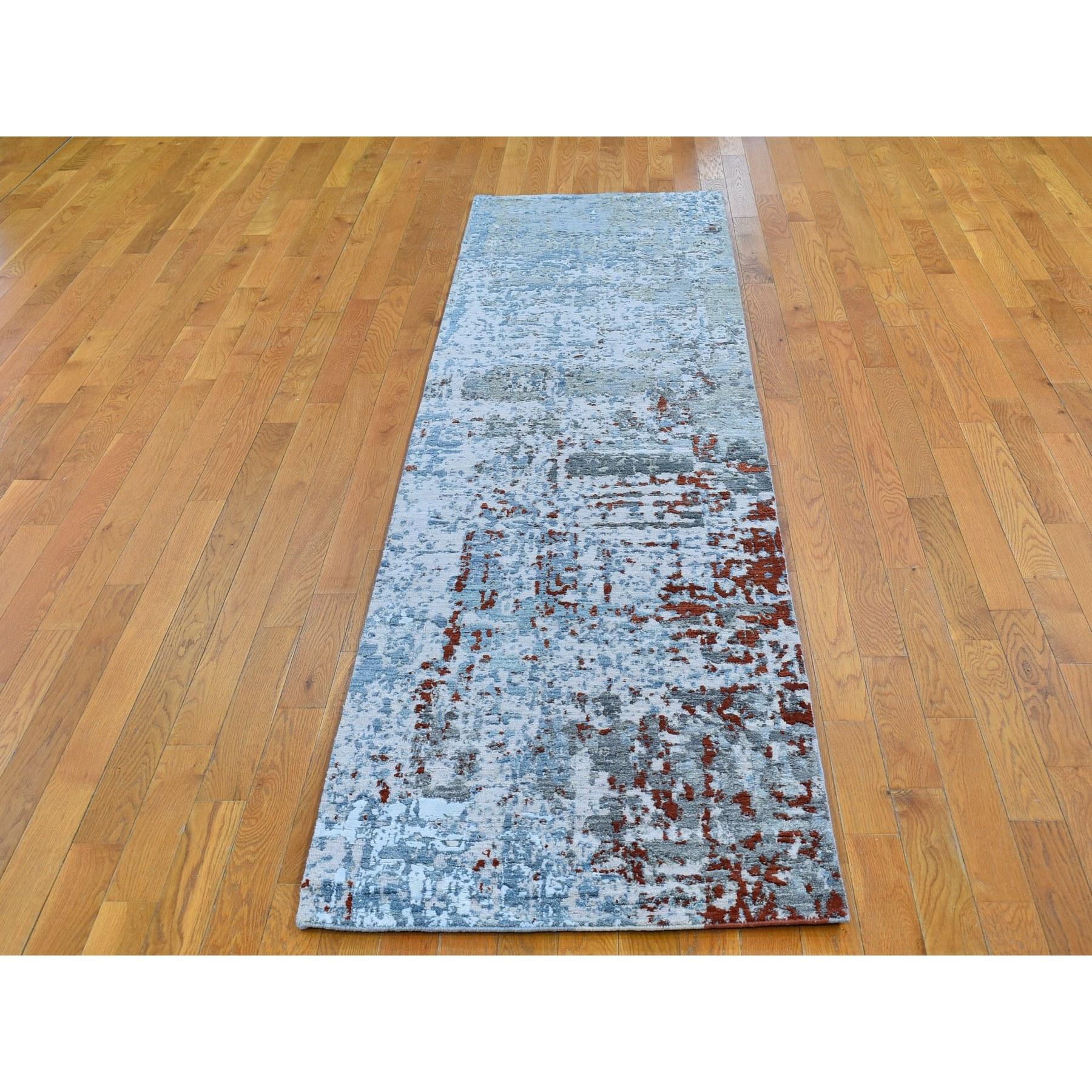 Il s'agit d'un véritable tapis d'Orient, unique en son genre, au design abstrait bleu clair, en laine et soie, tissé à la main de façon plus dense. Il a été tissé pendant des mois et des mois selon les techniques séculaires de l'artisanat persan par