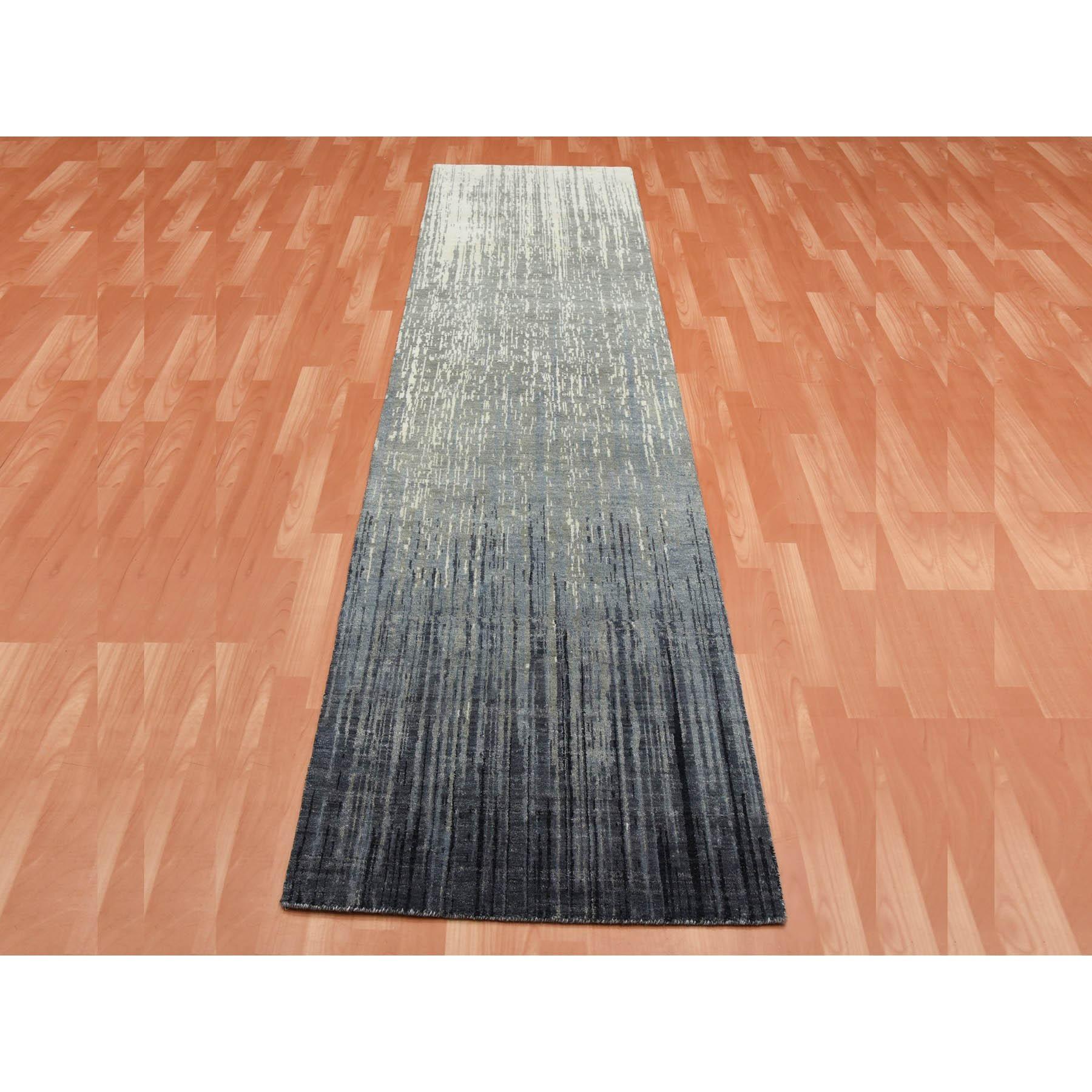 Dies ist eine wirklich echte one-of-a-kind grau und schwarz, reine Wolle handgeknüpft, moderne Ombre Design dicht gewebt, Läufer Orientteppich. Es wurde monatelang von erfahrenen Kunsthandwerkern in jahrhundertealten Webtechniken geknüpft.
Primäre