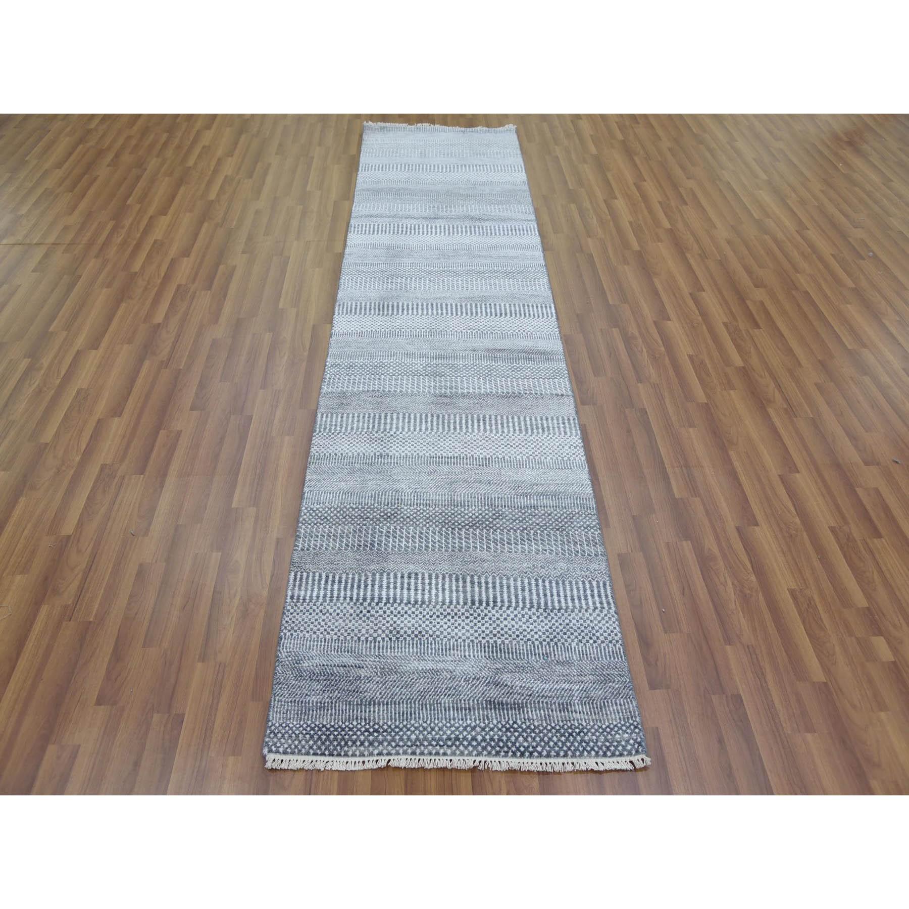 Il s'agit d'un véritable tapis d'Orient gris, densément tissé de laine et de soie, noué à la main, au design moderne d'herbe, Gabbeh, Runner. Il a été noué pendant des mois et des mois selon des techniques de tissage séculaires par des artisans