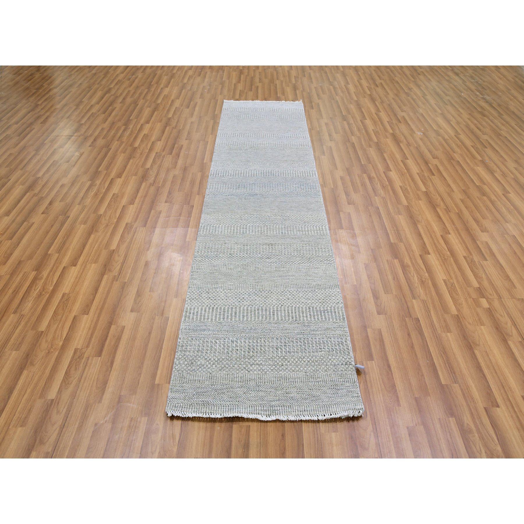 Il s'agit d'un véritable tapis d'Orient non teinté, 100% laine, ton sur ton, au design moderne d'herbe, noué à la main. Il a été noué pendant des mois et des mois par des artisans selon des techniques de tissage séculaires.
Matières premières :