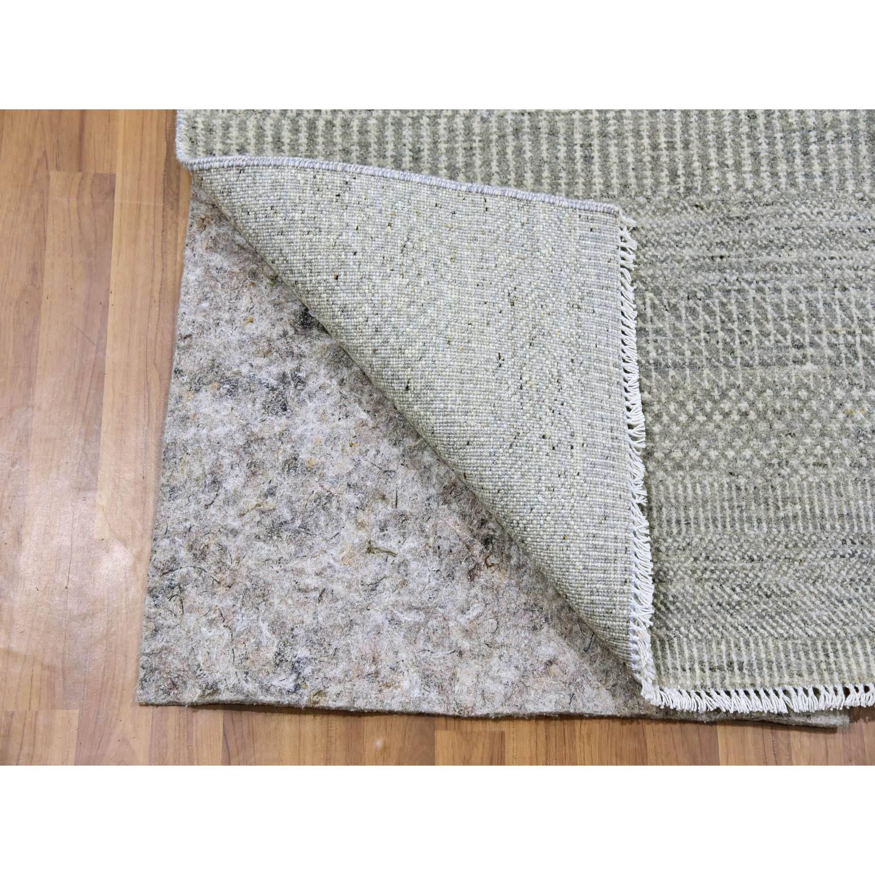 Moderne Tapis de course en laine naturelle non teintée gris pastel noué à la main 2'6