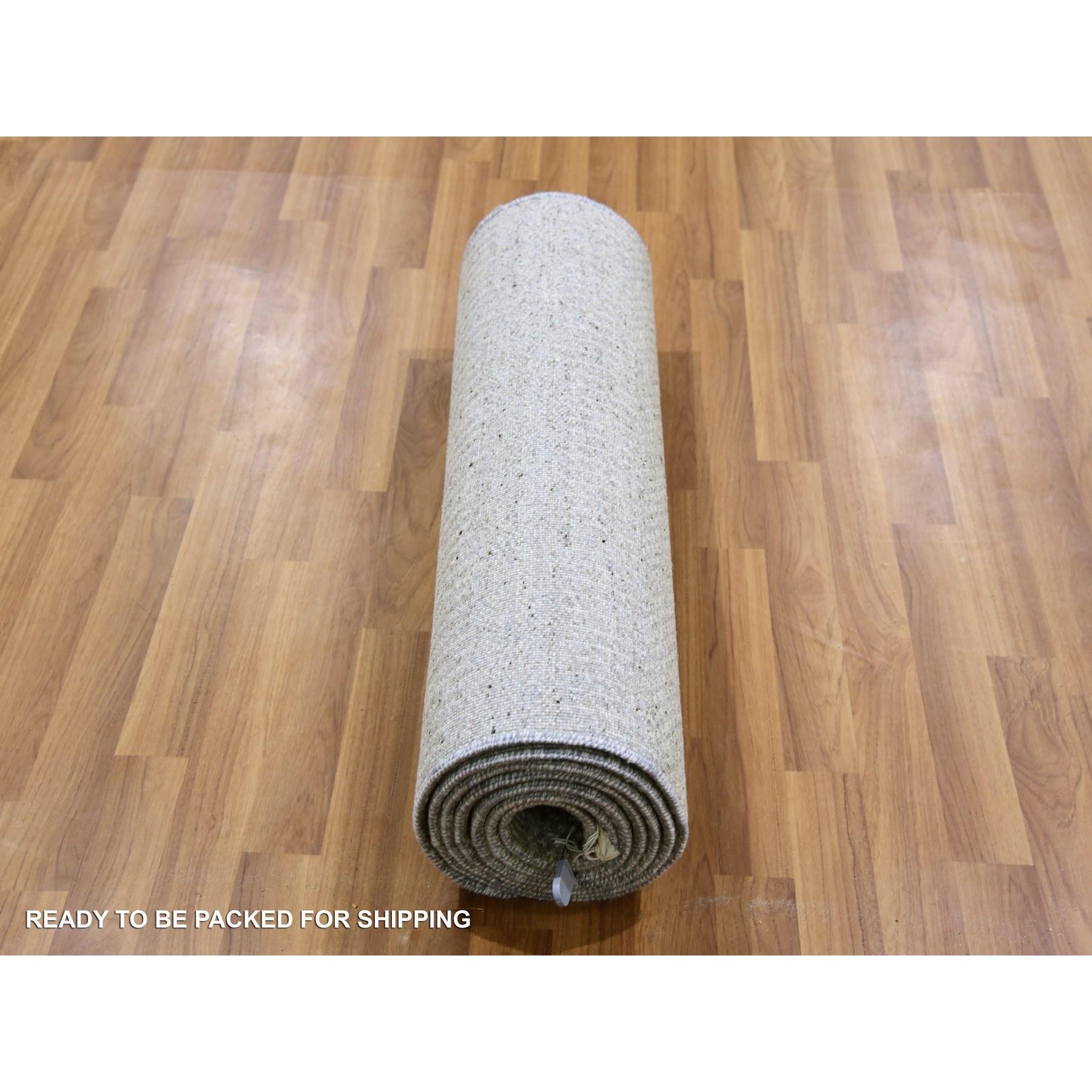 Noué à la main Tapis de course en laine naturelle non teintée gris pastel noué à la main 2'6