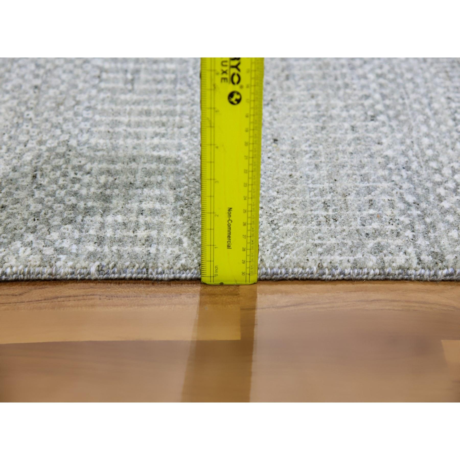Tapis de course en laine naturelle non teintée gris pastel noué à la main 2'6
