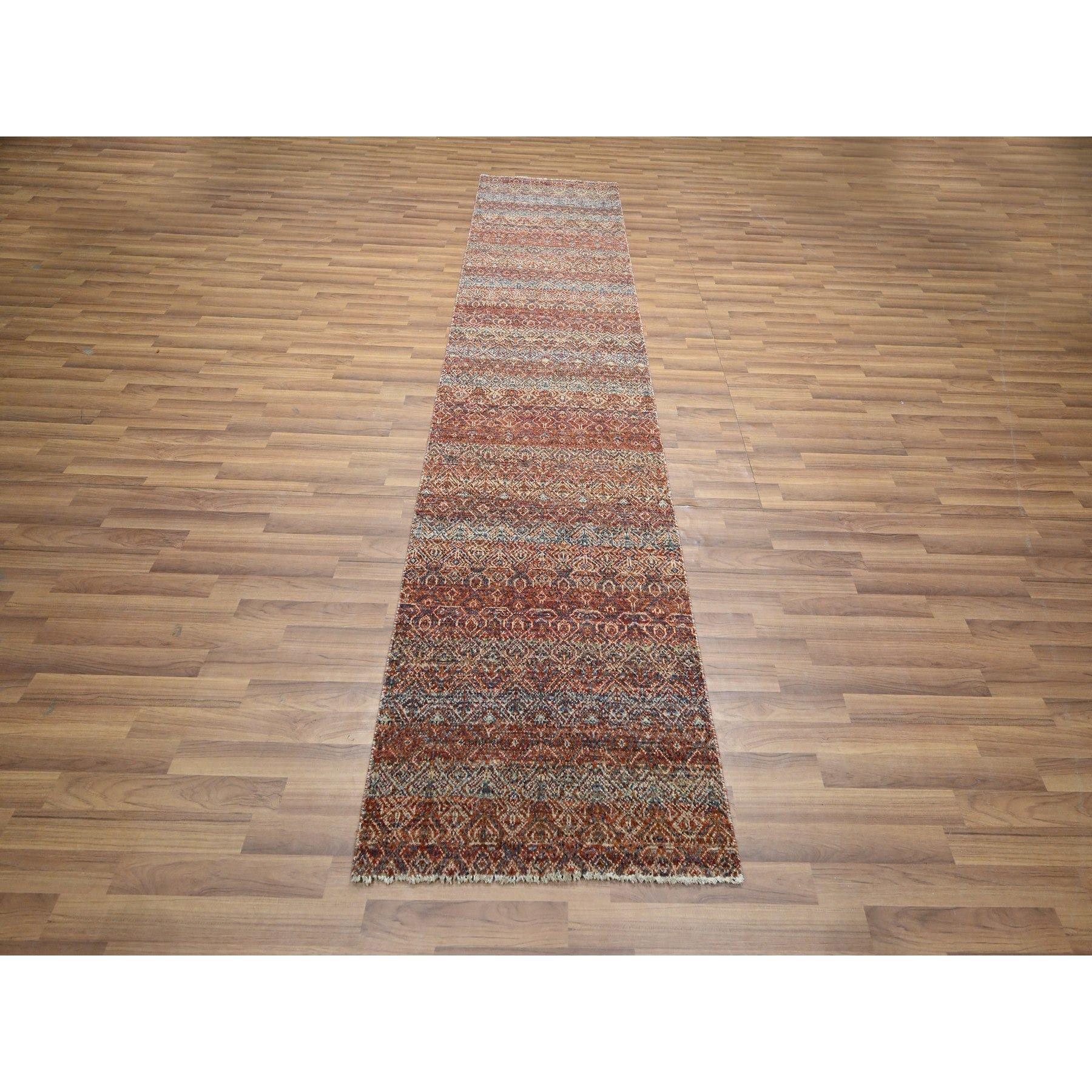 Chili Rot, Kohinoor Herat mit kleinem geometrischem sich wiederholendem Rautenmuster, Ton in Ton, weiche und glänzende Wolle, handgeknüpft, Läufer, Orientteppich
Primäre MATERIALIEN: Wolle
Latex: Kein Flor 
Höhe: 0,25 Zoll
Stil: AM