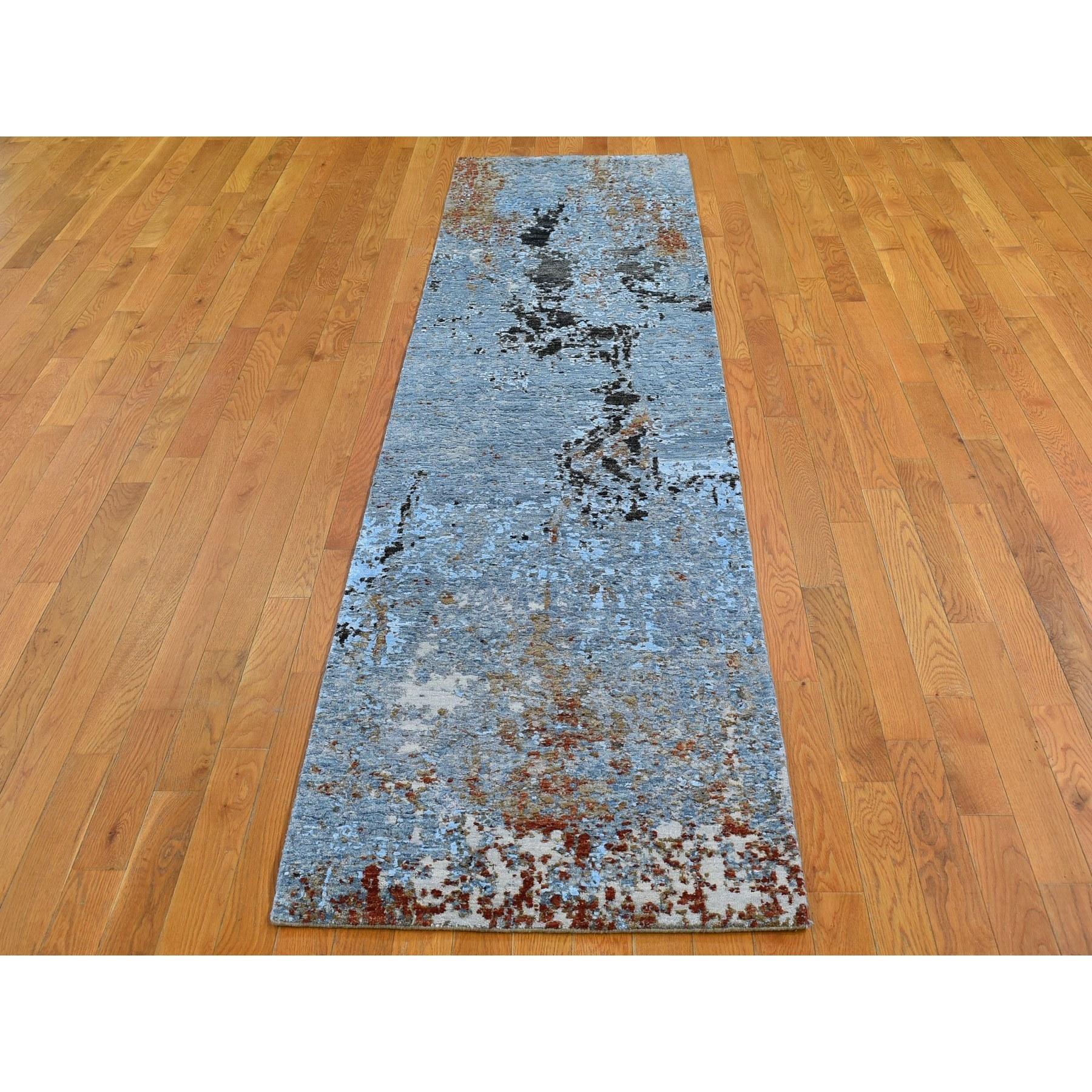 Si tratta di un autentico esemplare unico di Silver Blue Abstract Design Wool Denser Weave Persian Knot Hand Knotted Runner Oriental Rugs. È stata tessuta per mesi e mesi secondo le secolari tecniche di tessitura persiana da esperti