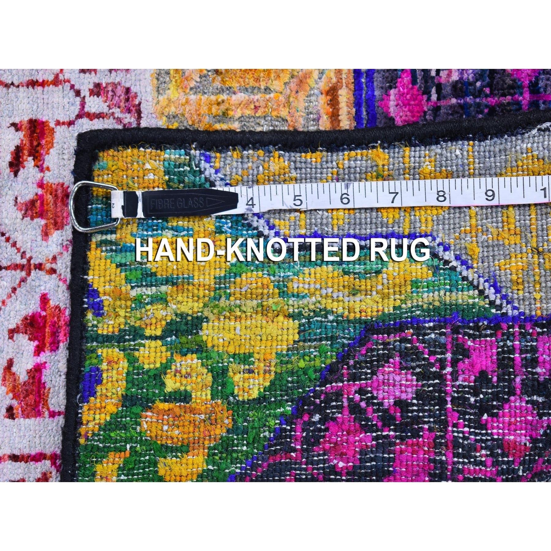 XXI secolo e contemporaneo Tappeto Runner colorato in seta Sari e lana Mamluke Design annodato a mano 2'6 