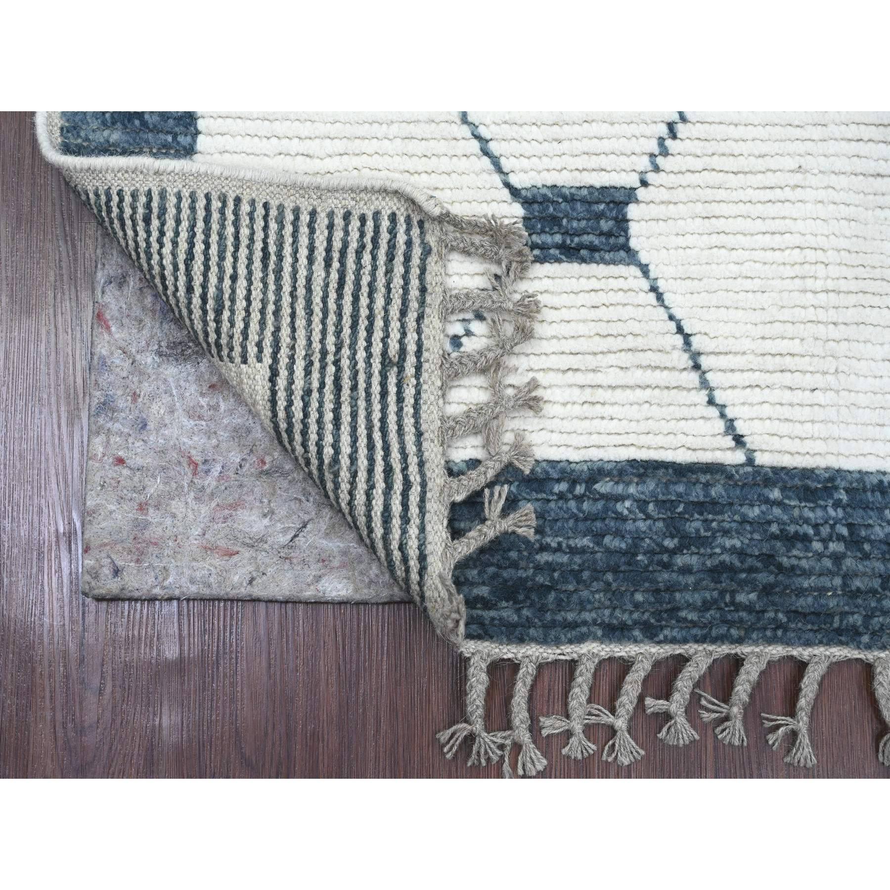 Daisy White, Marokkanische Webart mit geometrischem Muster, Handgeknüpft, Ton in Ton, Weiche Wolle, Strukturierter Flor, Läufer, Orientteppich
Primäre MATERIALIEN: Wolle
Latex: Kein Flor 
Höhe: 0,25 Zoll
Stil: Traditionell
Grundfarbe: