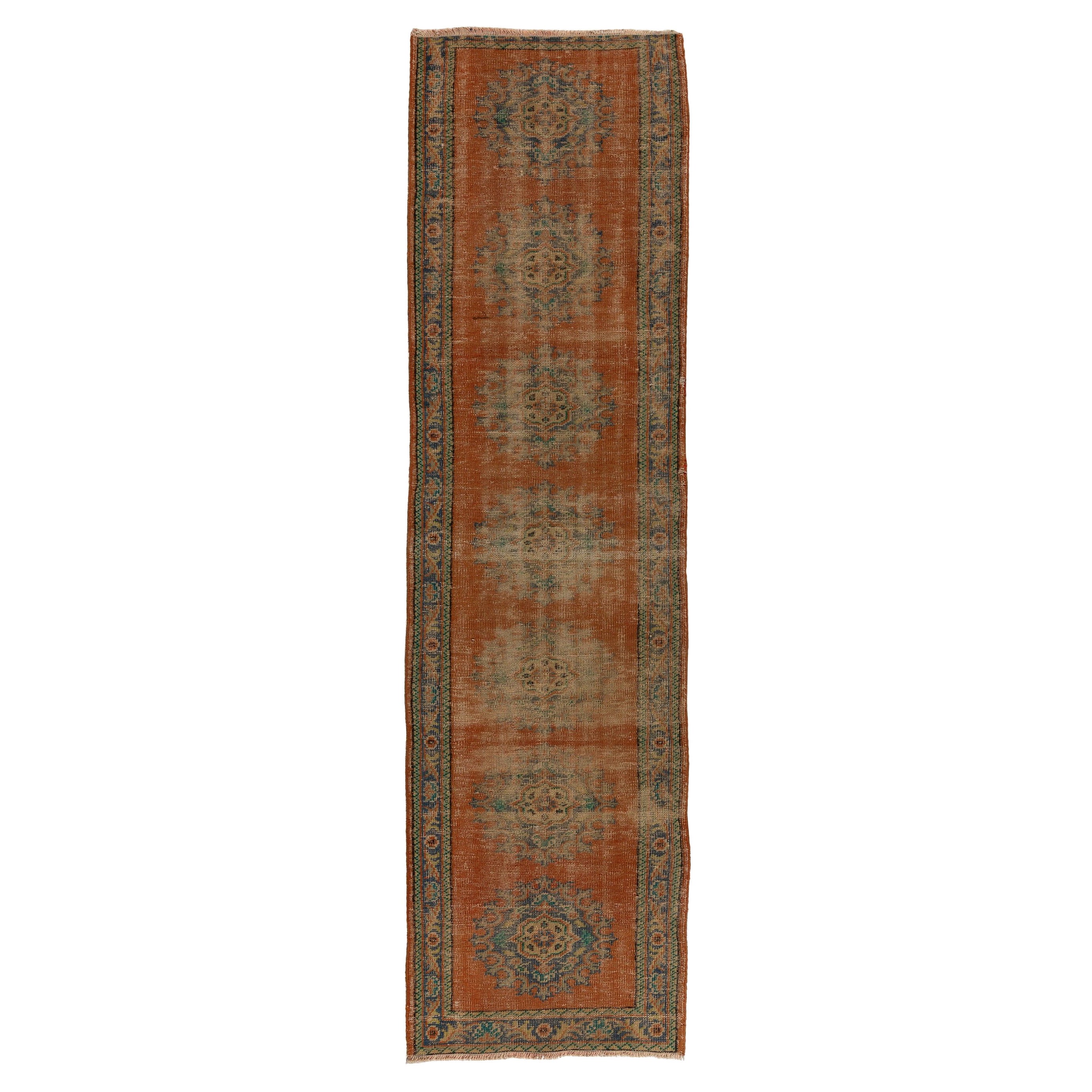 2,6 x 0,66 m Vintage handgeknüpfter türkischer Woll-Läufer in Rostrot, Indigo im Angebot