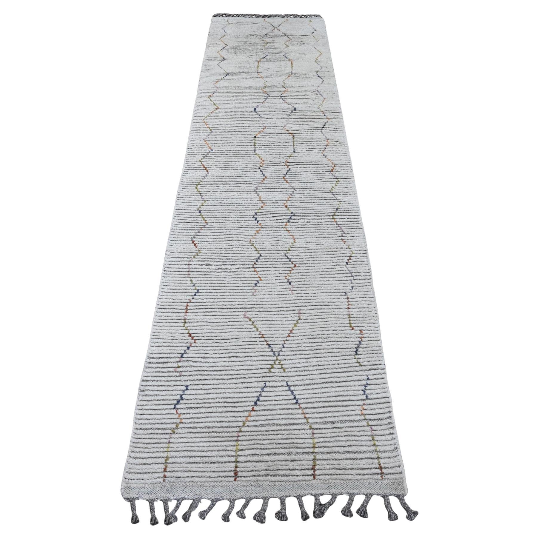 2
6 "x10
6" Weißer handgeknüpfter, geometrischer, marokkanisch gewebter Läufer aus weicher Wolle