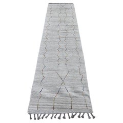 2
6 "x10
6" Weißer handgeknüpfter, geometrischer, marokkanisch gewebter Läufer aus weicher Wolle