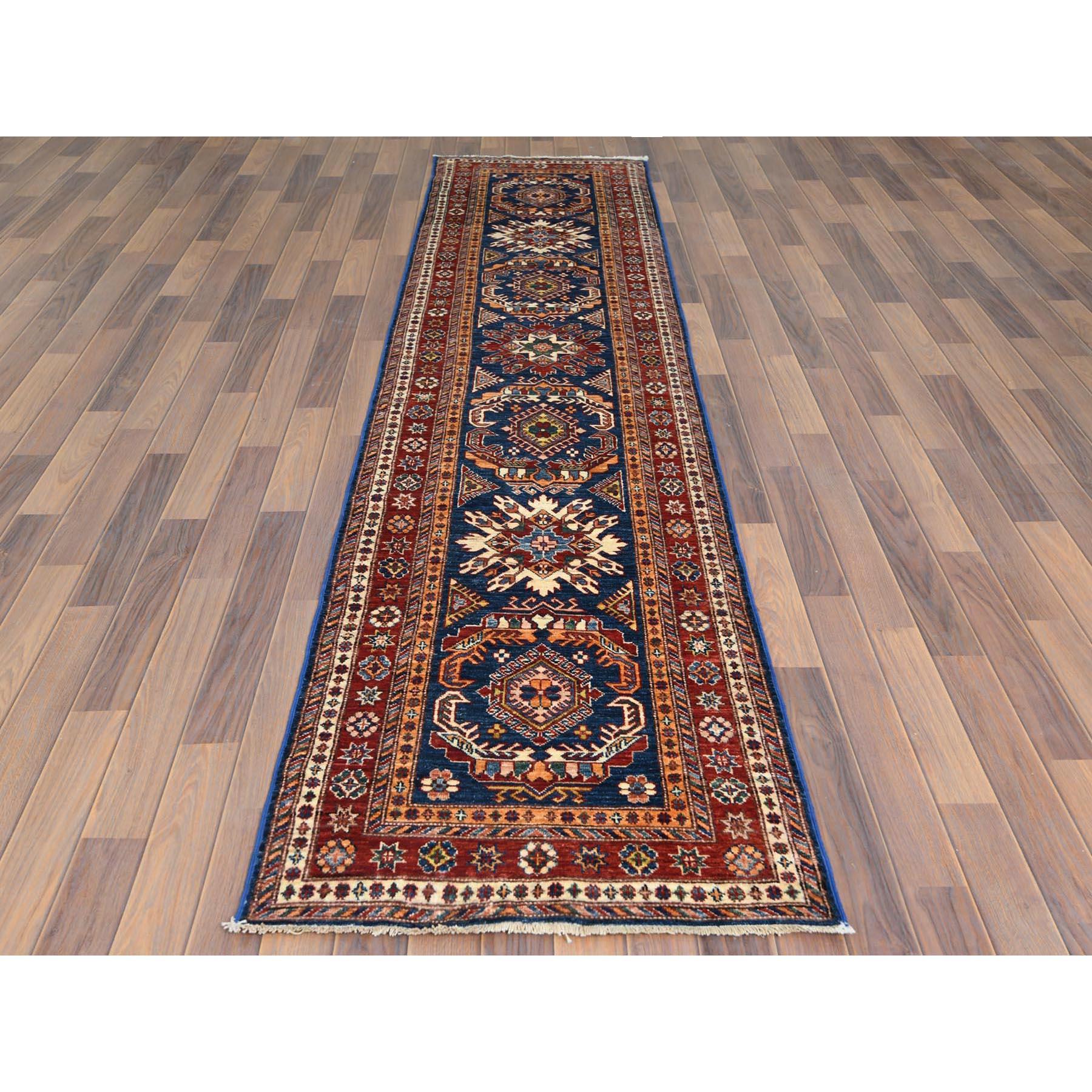 Dies ist eine wirklich echte one-of-a-kind Hand geknüpft Navy Blue Afghan Super Kazak mit kräftigen Farben weich und geschmeidig Wolle orientalischen Läufer Teppich. Es wurde monatelang von erfahrenen Kunsthandwerkern in jahrhundertealten