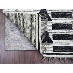 Tappeto Runner in lana annodato a mano con motivo geometrico marocchino bianco, 2'6 "x11'.