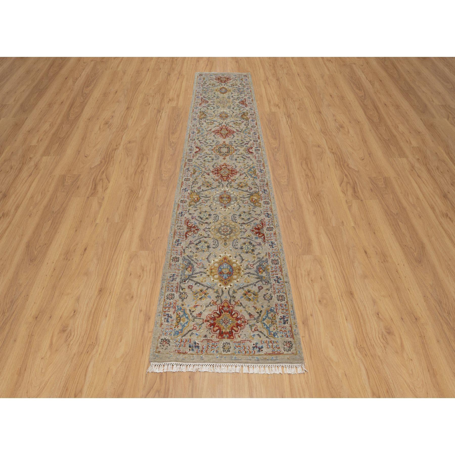 Desert Sand Brown, THE SUNSET ROSETTES dai colori tenui, annodato a mano, in lana e pura seta, Runner, Tappeto orientale
Materiali primari: Lana e pura seta
Lattice: No Pile 
altezza: 0,25 pollici
Stile: Di transizione
Colore primario: