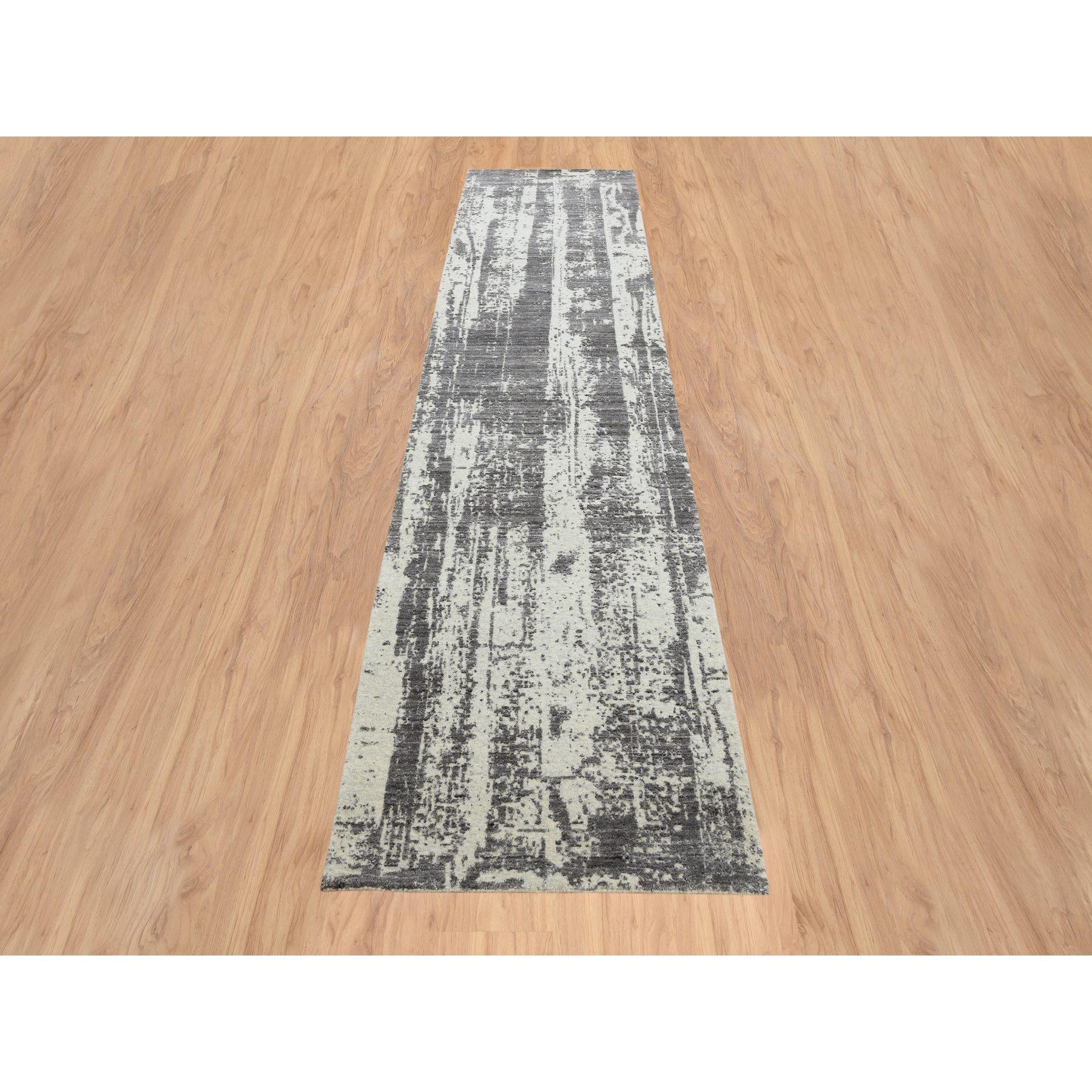 Charcoal Black, Handgewebter Modern Design Jacquard, Ton in Ton Wolle und Kunstseide, Läufer Orientteppich
Primäre MATERIALIEN: Wolle und reine Seide
Latex: Kein Flor 
Höhe: 0,25 Zoll
Stil: AM Contemporary
Grundfarbe: Schwarz
Sekundäre Farben: