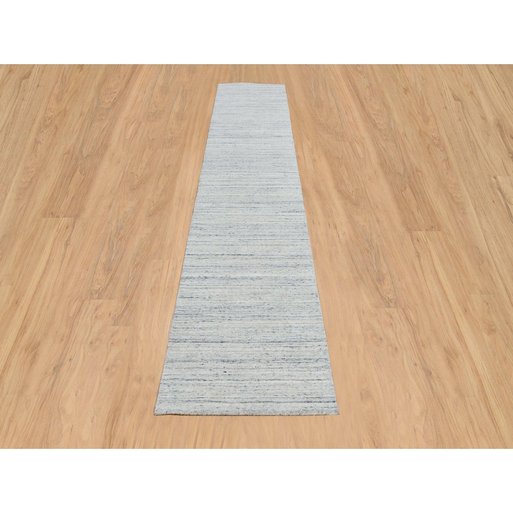 Dies ist eine wirklich echte one-of-a-kind Elfenbein, Hand Loomed Plain Modern Striae Design, weichen Flor aus natürlicher Wolle, Läufer Orientteppich. Es wurde monatelang in jahrhundertealten Webtechniken von erfahrenen Kunsthandwerkern