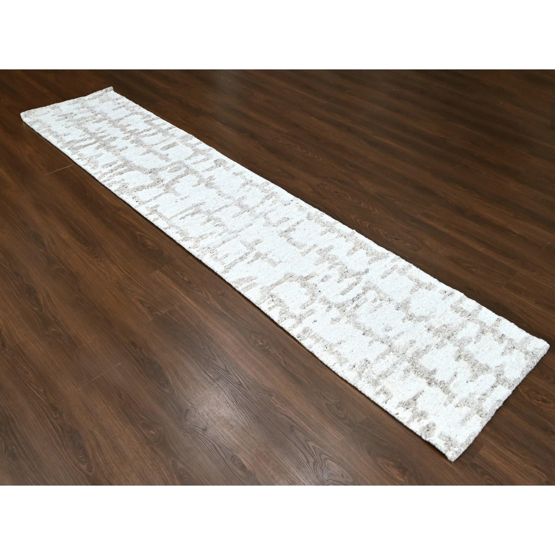 Lace White, Design minimalista svedese, Annodato a mano, 100% lana, Runner, Tappeto orientale
Materiali primari: Lana
Lattice: No Pile 
altezza: 0,25 pollici
Stile: Contemporaneo
Colore primario: Avorio
Colori secondari: Beige, Marrone
Modello: