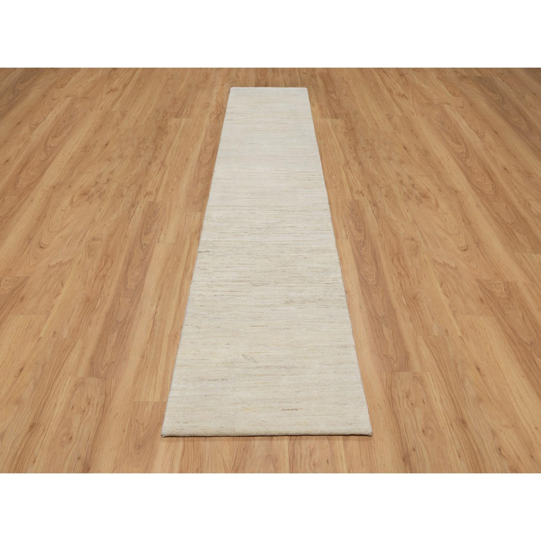 Holländisch Weiß, Modern, Lori Buft Gabbeh, Dick und Plüsch, Reine Wolle, Schlichtes Design, Handgeknüpft, Läufer, Orientteppich
Primäre MATERIALIEN: Wolle
Latex: Kein Flor 
Höhe: 0,25 Zoll
Stil: Transitional
Grundfarbe: Elfenbein
Sekundäre Farben: