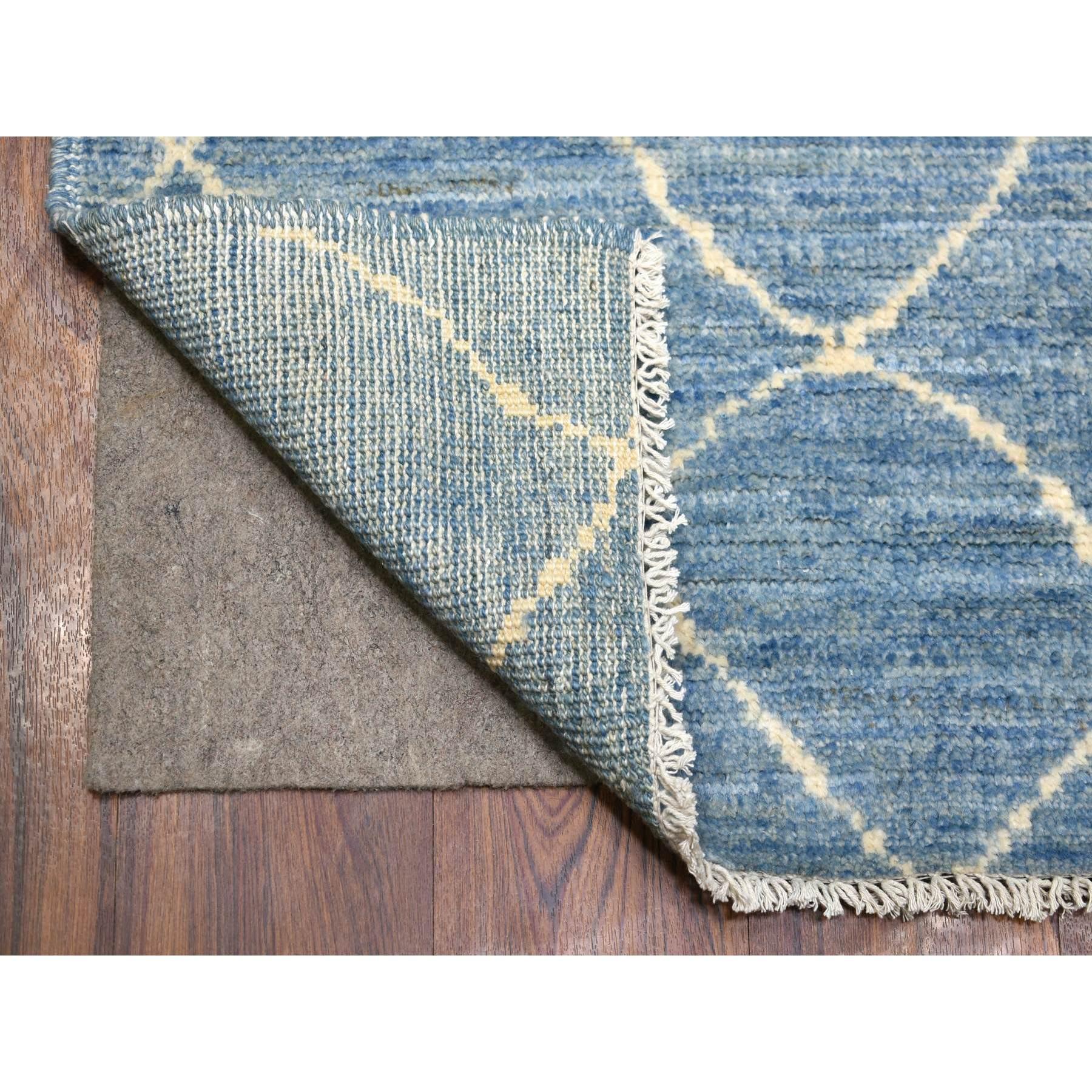 Il s'agit d'un véritable tapis d'Orient bleu denim, noué à la main, teintures naturelles, berbère marocain à motif croisé, laine biologique, chemin de table. Il a été noué pendant des mois et des mois selon un procédé de tissage séculaire.
Matières