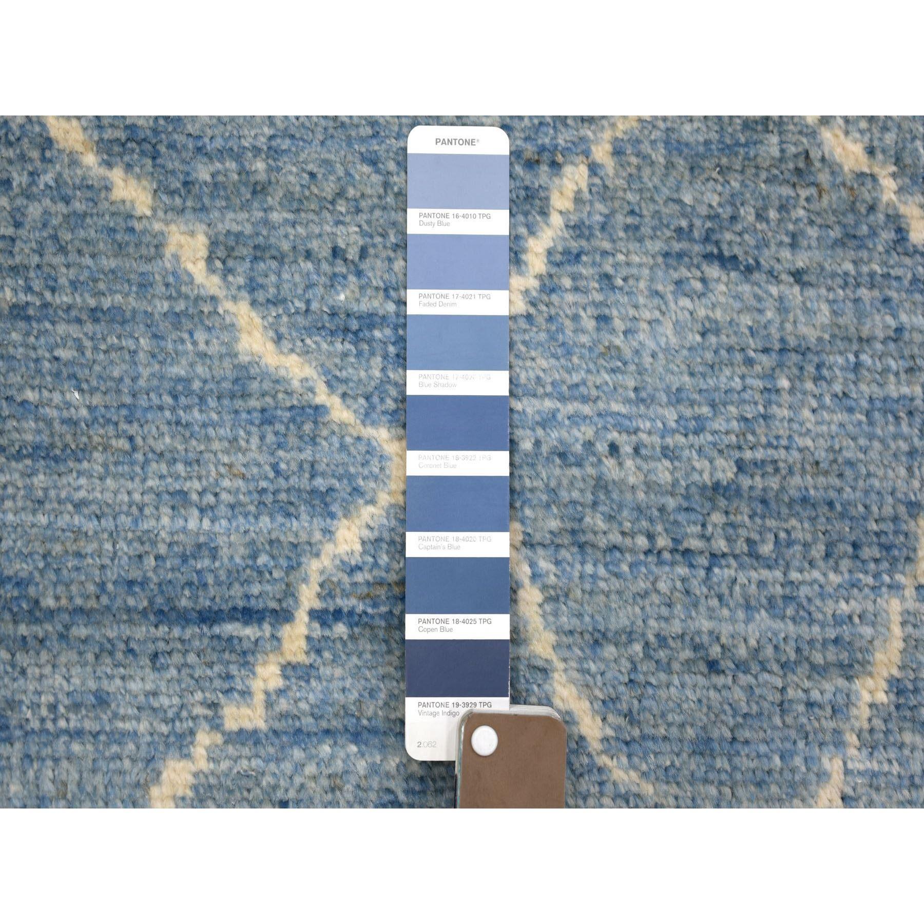 Médiéval Tapis de couloir oriental en denim bleu noué à la main à motif de croix entrecroisée 2'6