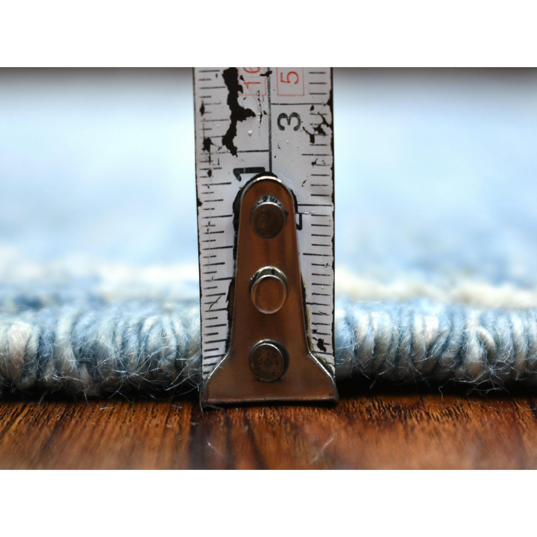 Noué à la main Tapis de couloir oriental en denim bleu noué à la main à motif de croix entrecroisée 2'6