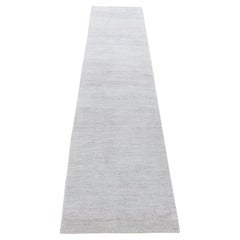 2'6"x11'3" Grauer moderner Gabbeh-Läufer aus Wolle und Seide mit Grasdesign, handgeknüpft