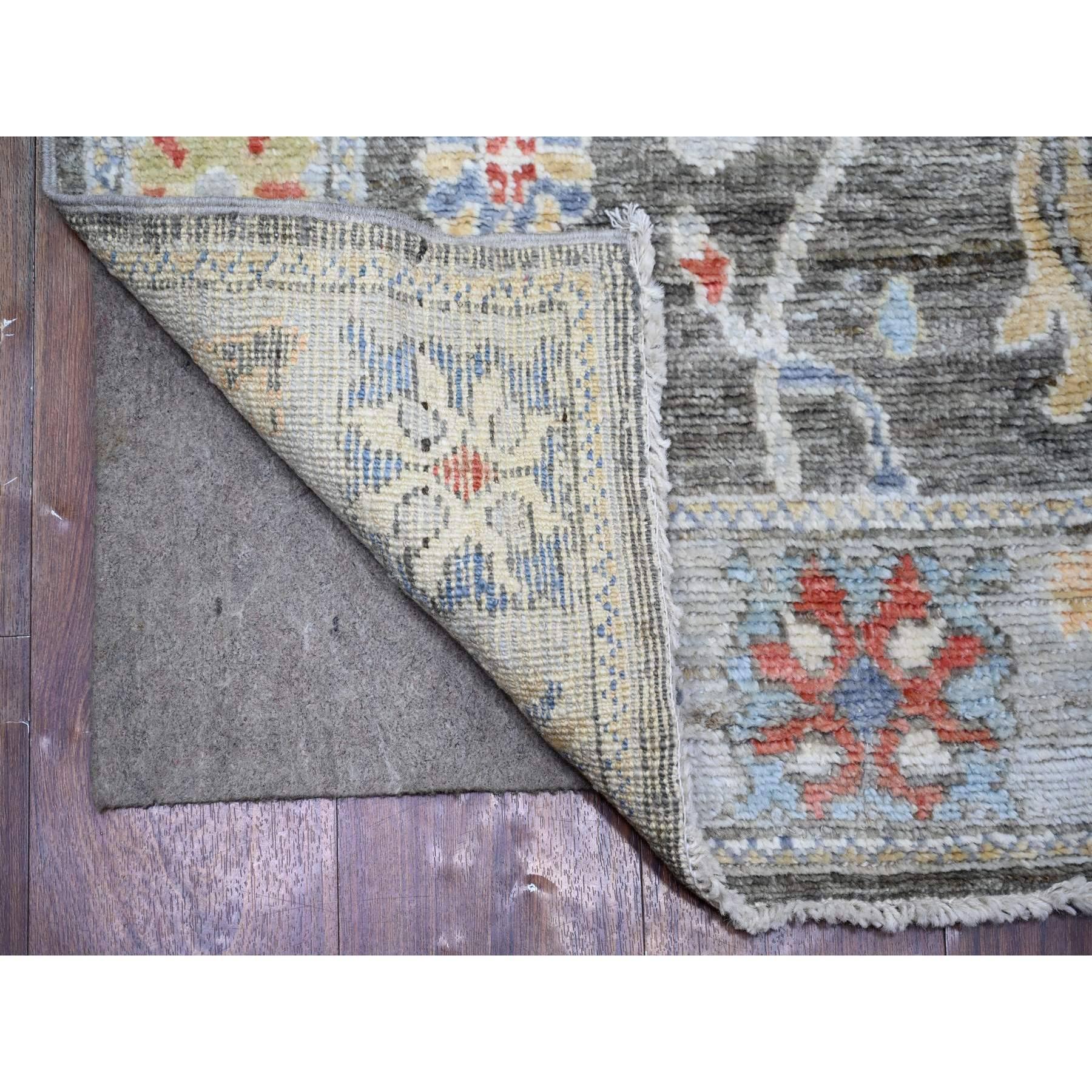 Dim Gray, 100% Wolle, handgeknüpft, Afghan Angora Oushak mit bunten Motiven, natürliche Farbstoffe, Läufer Orientteppich
Primäre MATERIALIEN: Wolle
Latex: Kein Flor 
Höhe: 0,25 Zoll
Stil: Transitional
Grundfarbe: Grau
Sekundäre Farben: Rot, Blau,