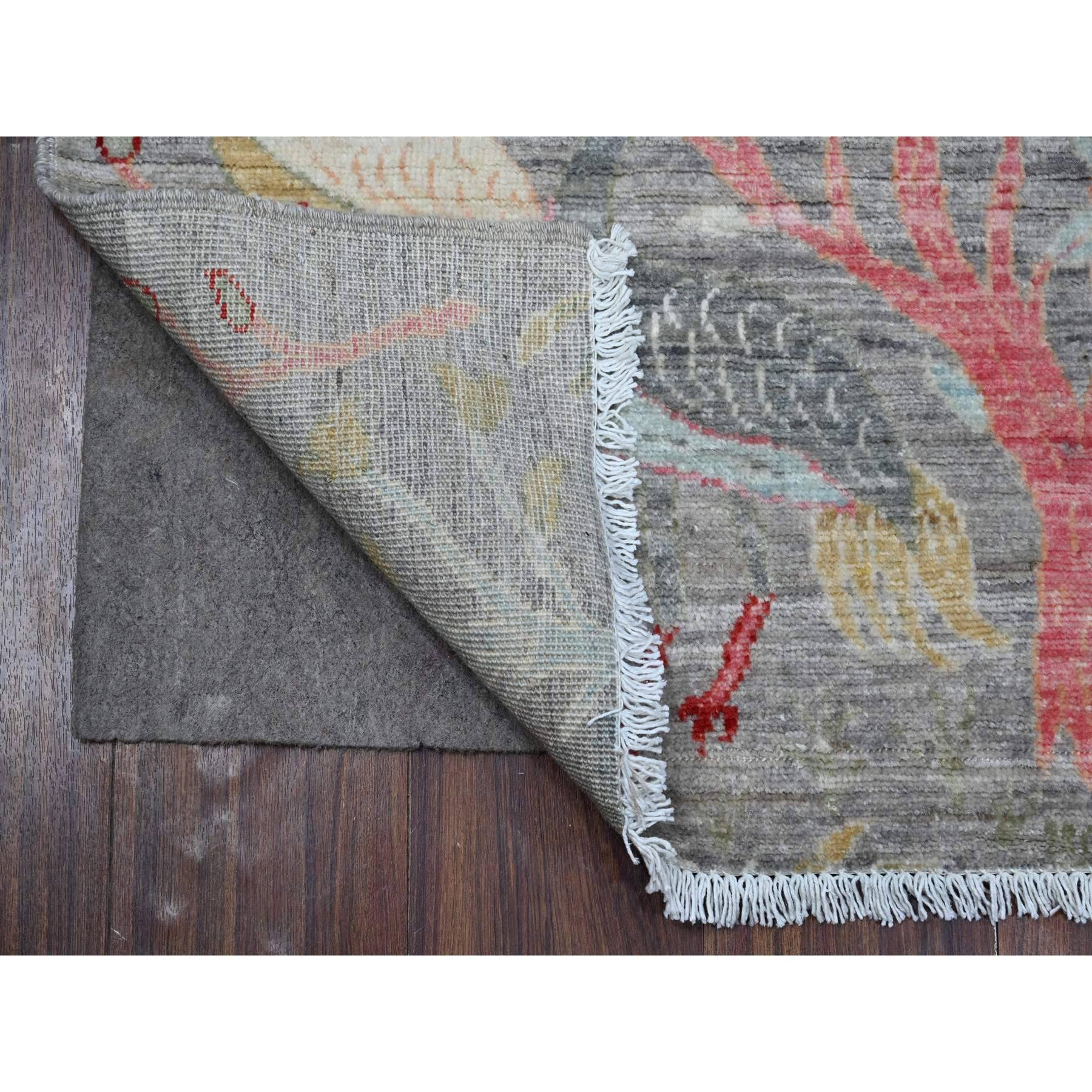 Dies ist eine wirklich echte one-of-a-kind afghanischen Peshawar mit Birds of Paradise Design, handgeknüpft, reine Wolle, Orientteppich. Es wurde monatelang von erfahrenen Kunsthandwerkern in jahrhundertealten Webtechniken geknüpft.
Primäre