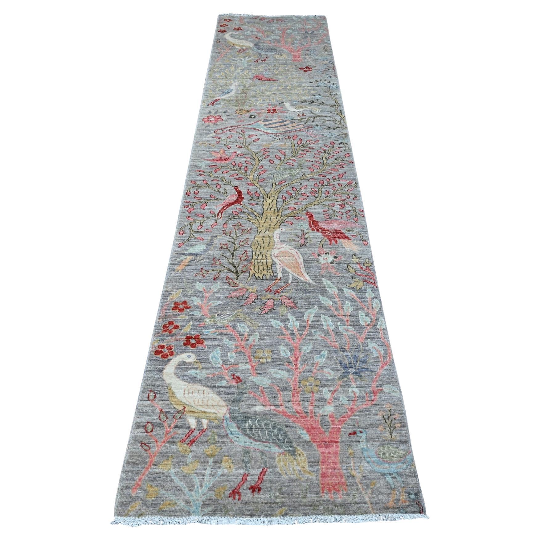 2'6"x11'5" Grauer, handgeknüpfter, weicher Wollteppich mit Vögeln und Baum des Lebens-Läufers im Angebot