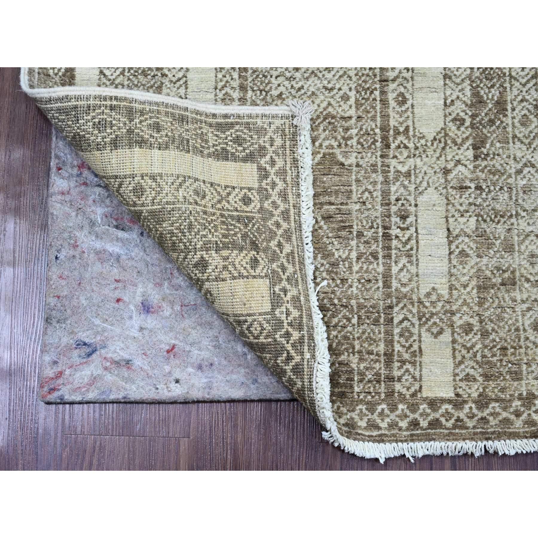 Kaffeebraun, marokkanischer Berbereinfluss mit geometrischem Muster, dichtere Webart, Hochgebirgswolle, handgeknüpft, Läufer, Orientteppich
Primäre MATERIALIEN: Wolle 
Latex: Kein Flor 
Höhe: 0,25 Zoll
Stil: Traditionell
Grundfarbe: