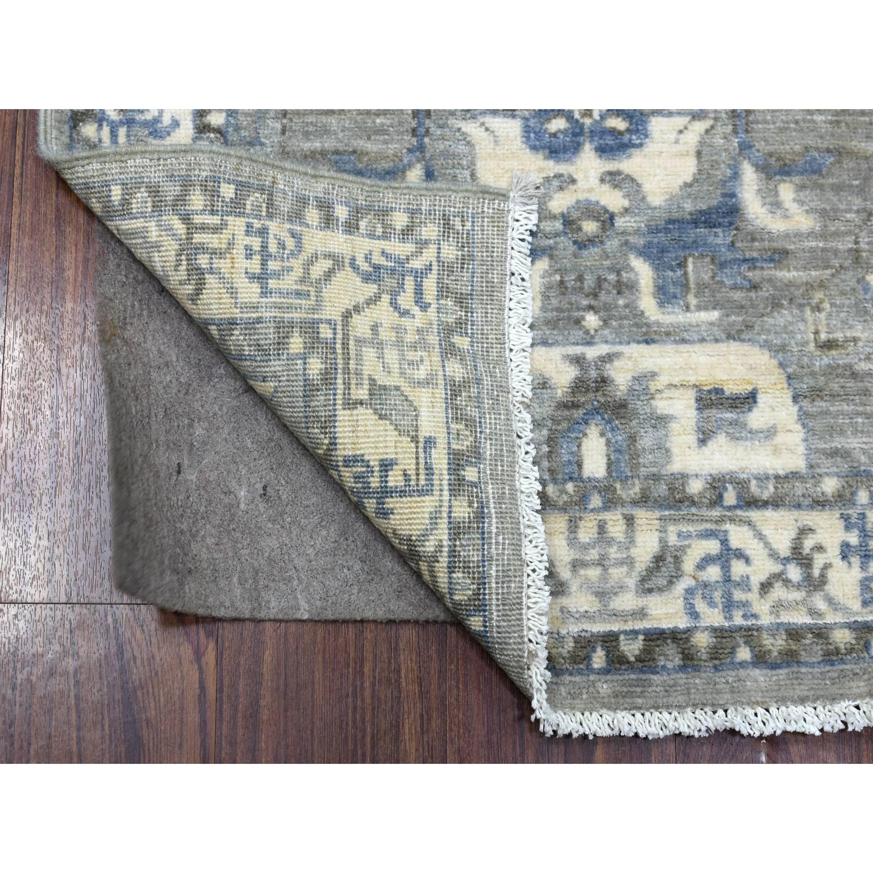 Il s'agit d'un véritable tapis de course oriental en laine extra-douce nouée à la main, de couleur grise, de type Afghan Peshawar avec un Design/One géométrique. Il a été noué pendant des mois et des mois selon des techniques de tissage séculaires
